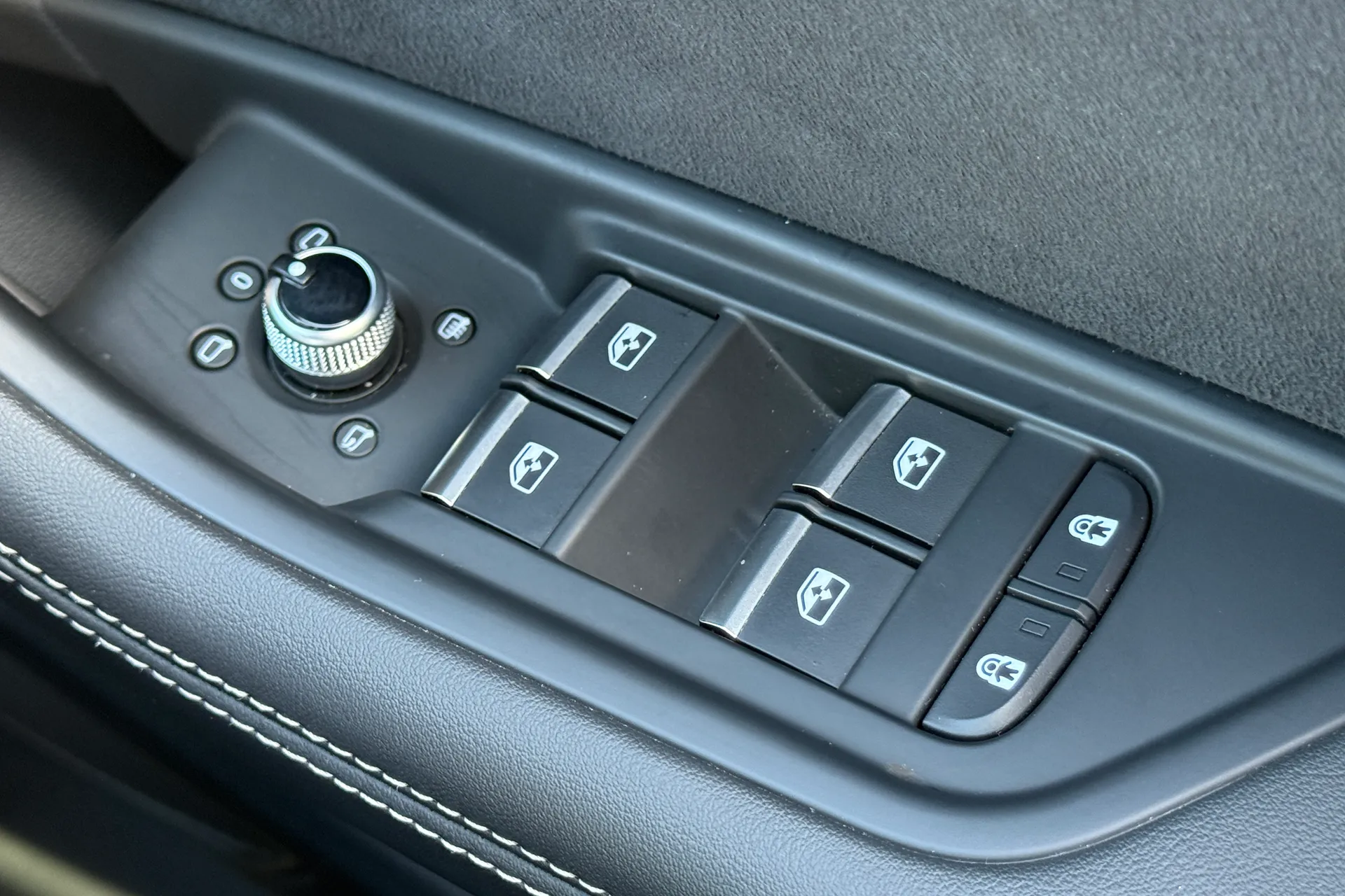 Audi RS4 thumbnail image number 24
