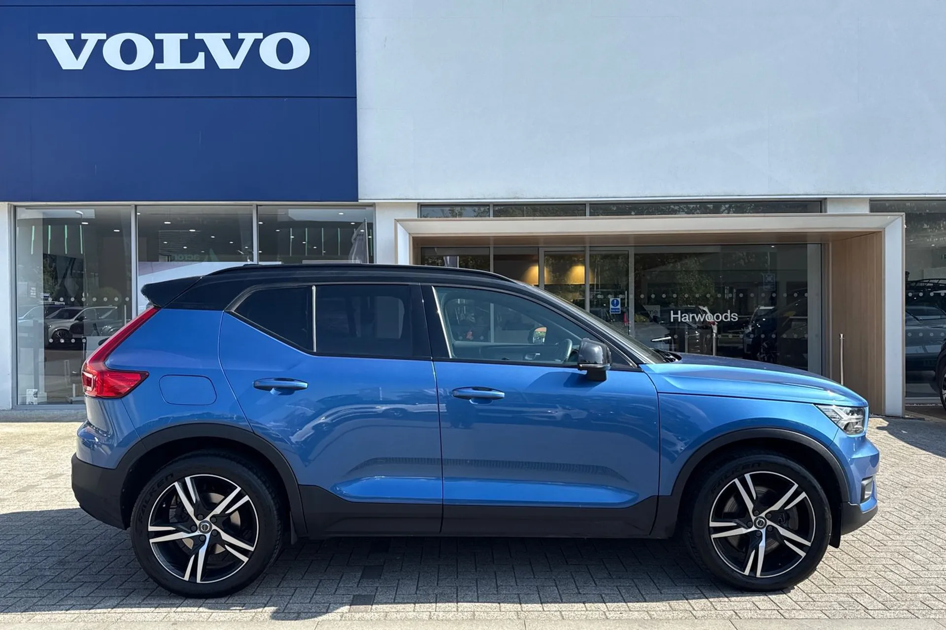 Volvo XC40 thumbnail image number 2