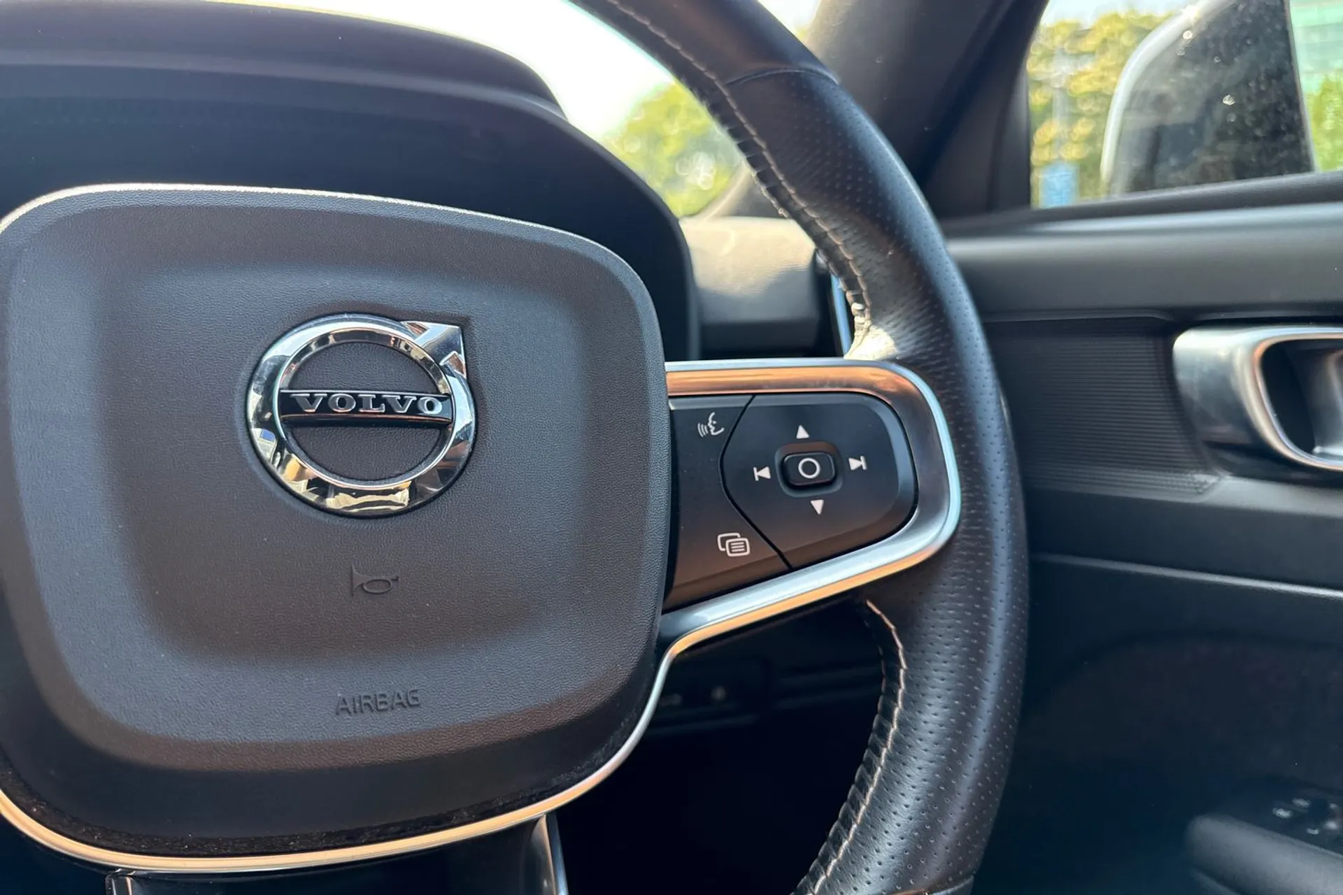 Volvo XC40 thumbnail image number 36
