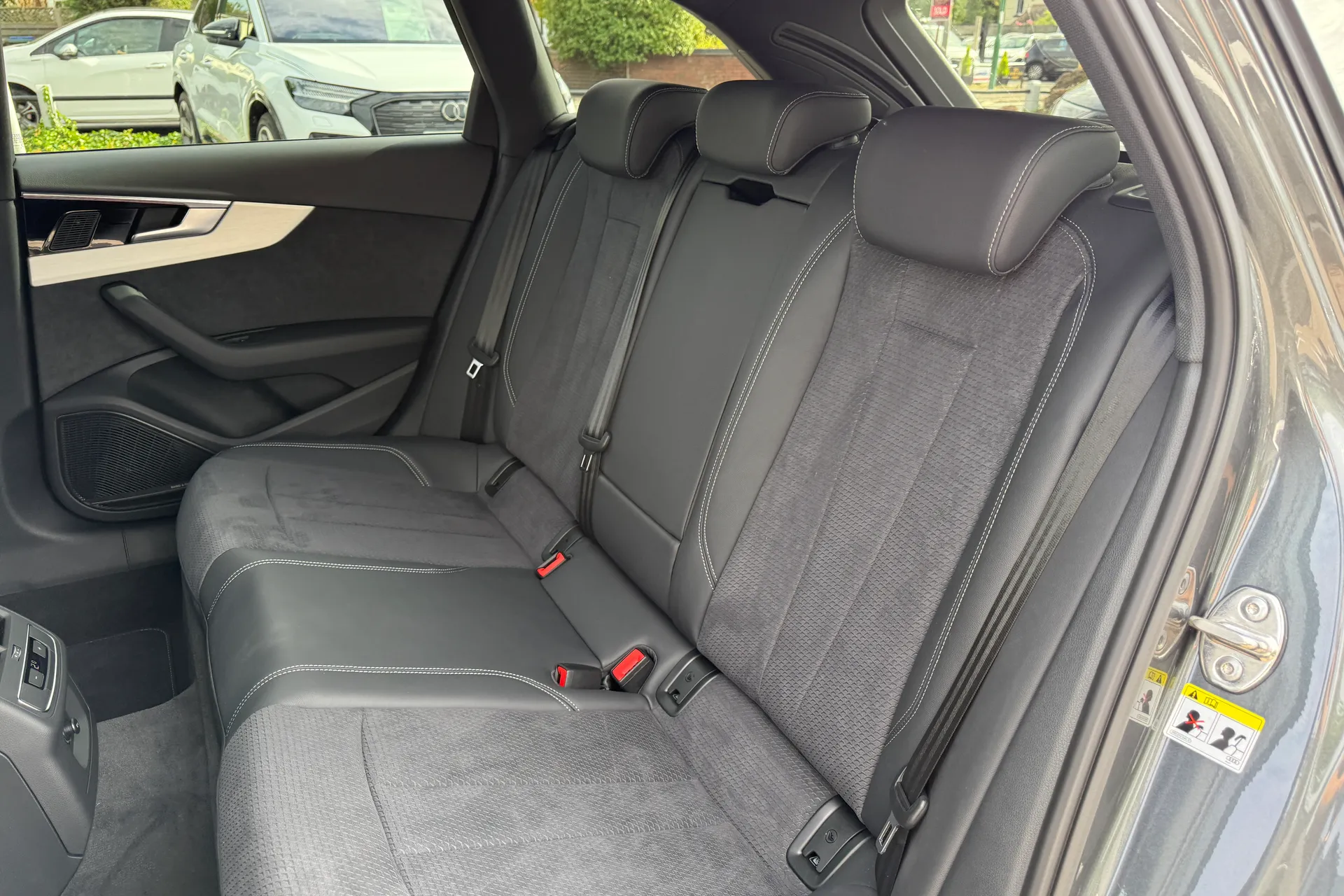 Audi A4 thumbnail image number 45