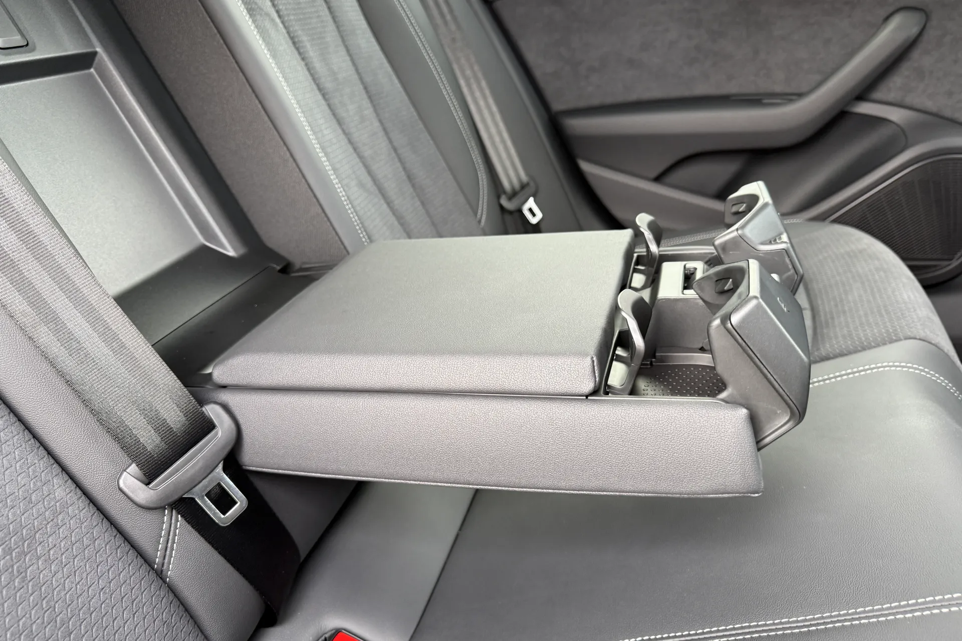 Audi A4 thumbnail image number 48