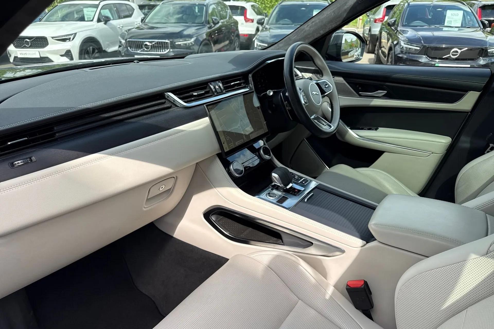 Jaguar F-PACE thumbnail image number 27