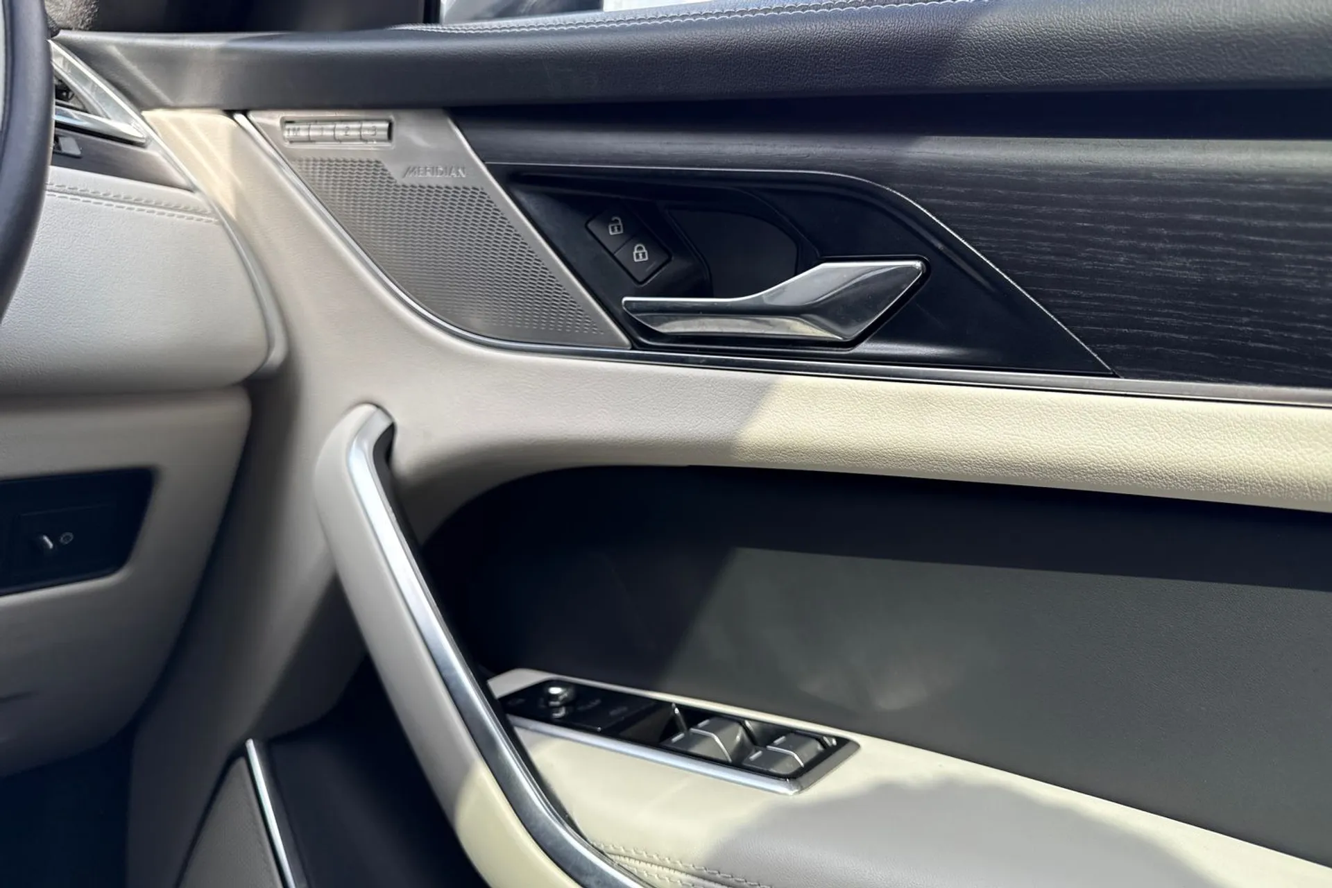 Jaguar F-PACE thumbnail image number 40
