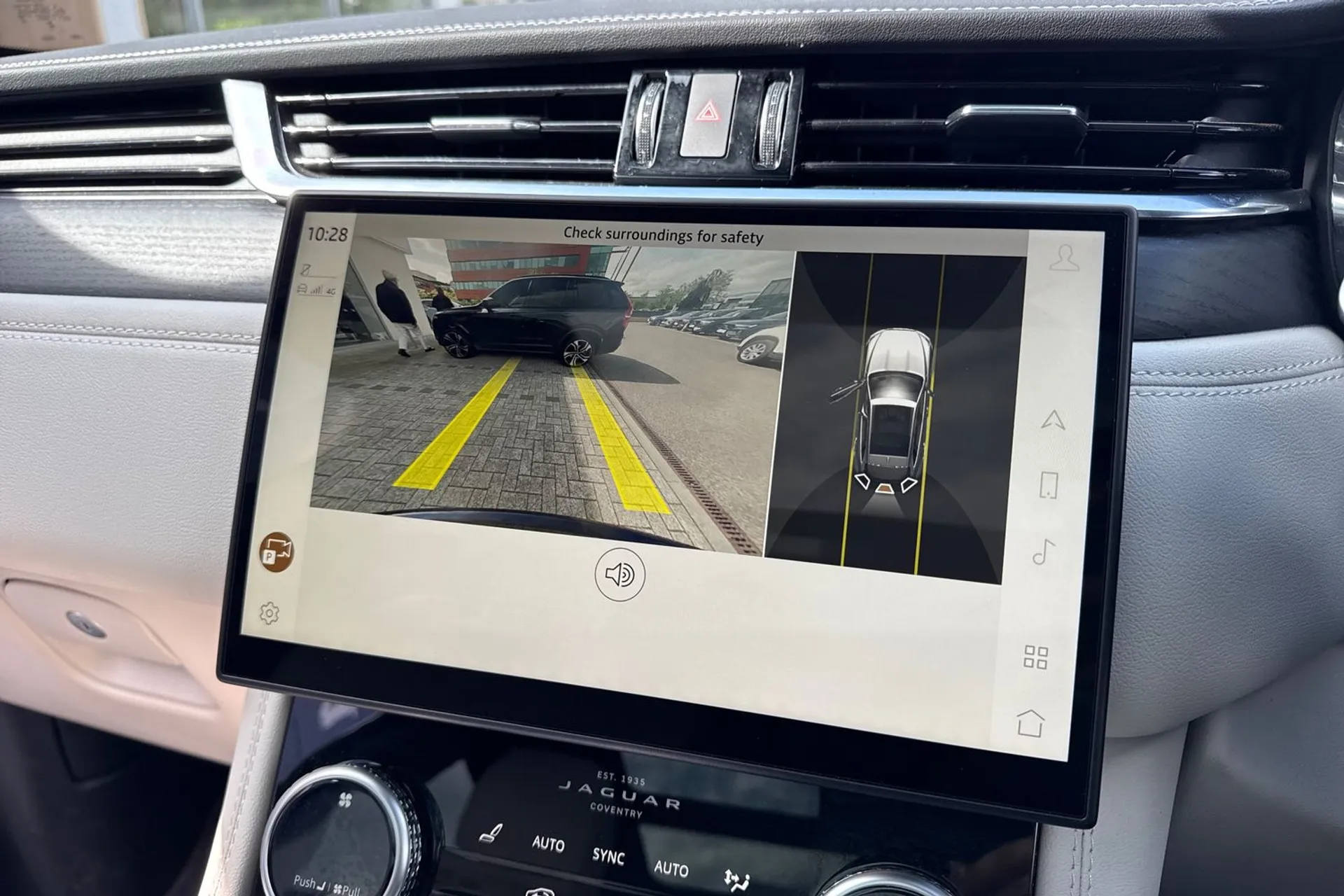 Jaguar F-PACE thumbnail image number 4