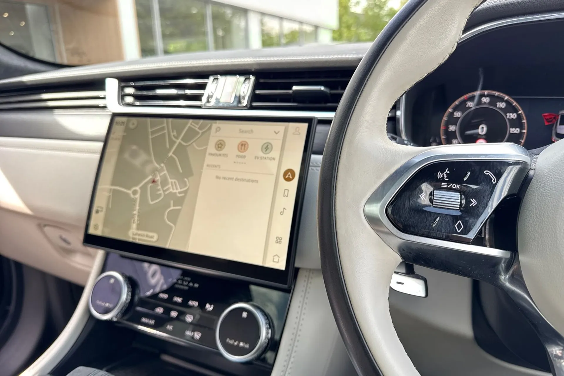Jaguar F-PACE thumbnail image number 36