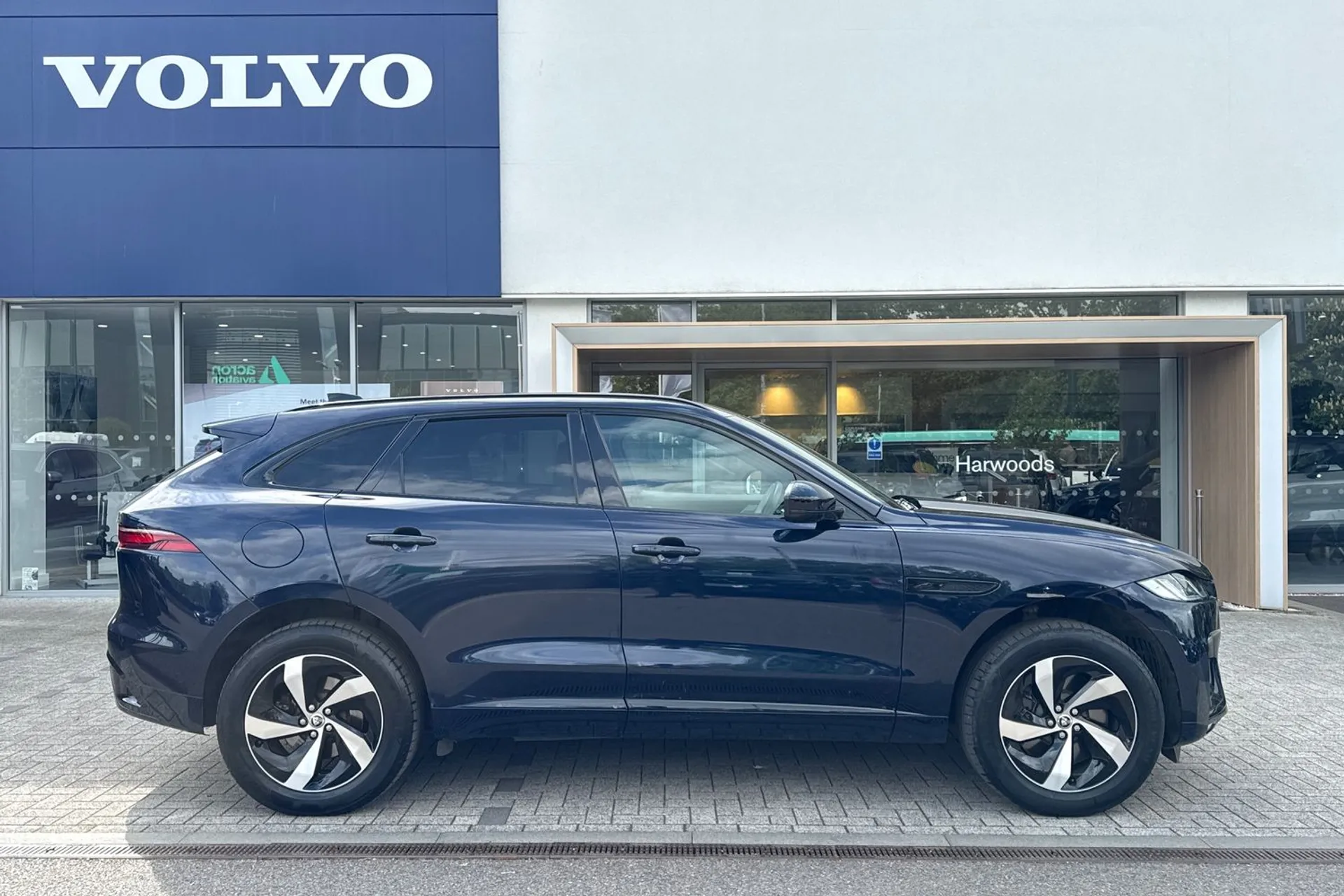 Jaguar F-PACE thumbnail image number 2