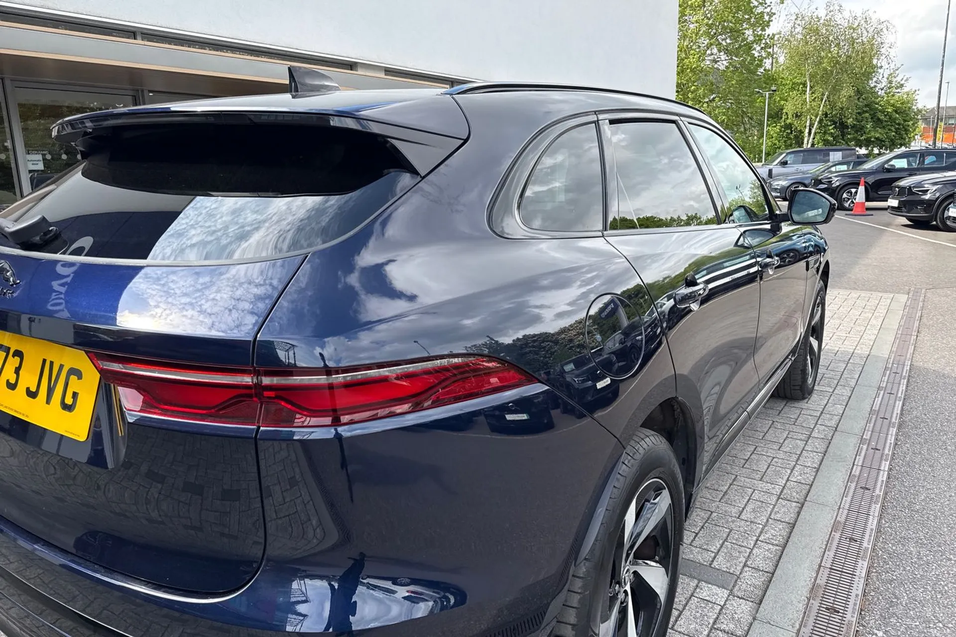 Jaguar F-PACE thumbnail image number 15