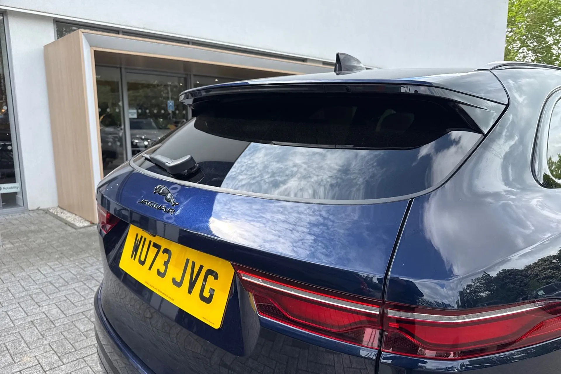 Jaguar F-PACE thumbnail image number 16