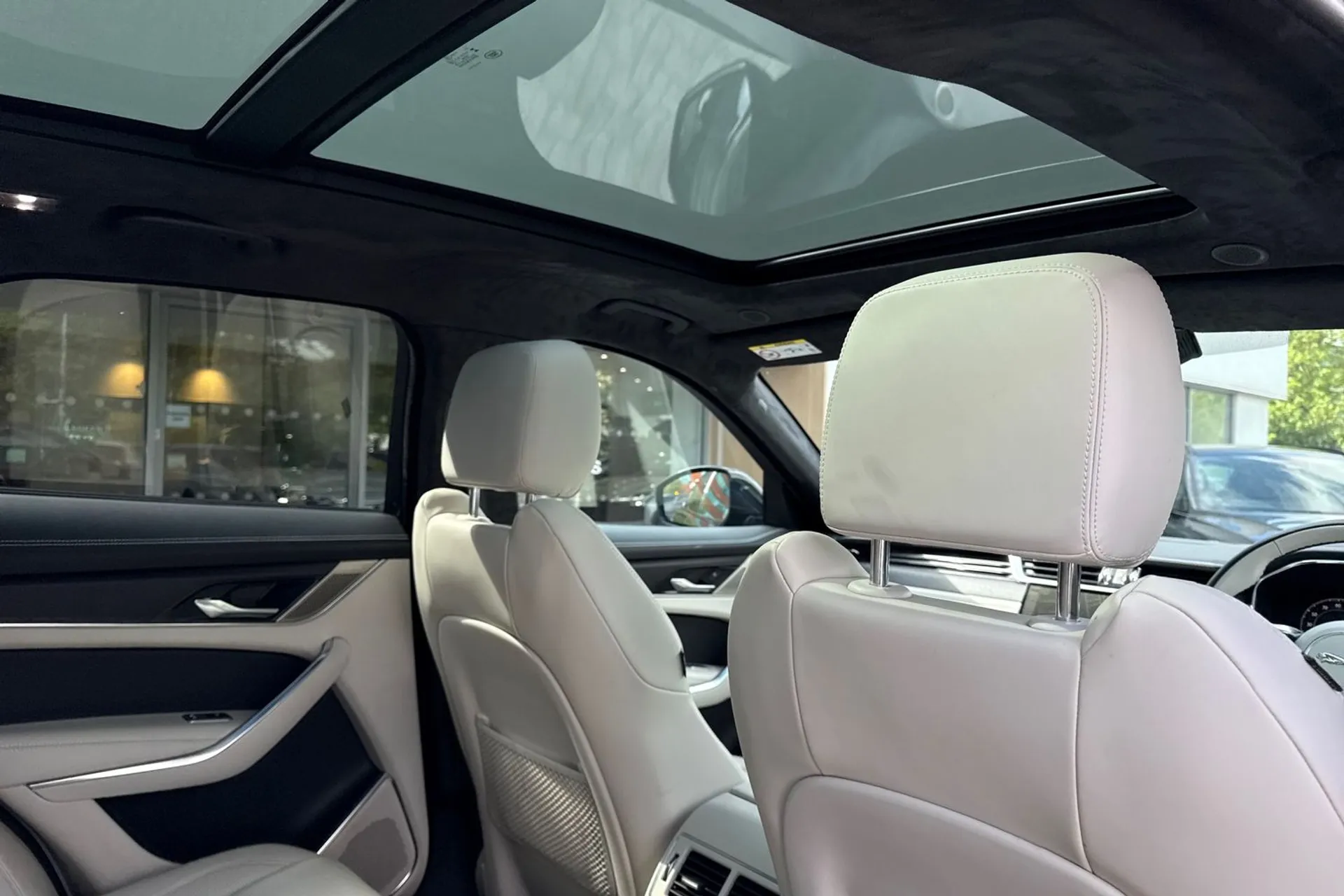 Jaguar F-PACE thumbnail image number 24