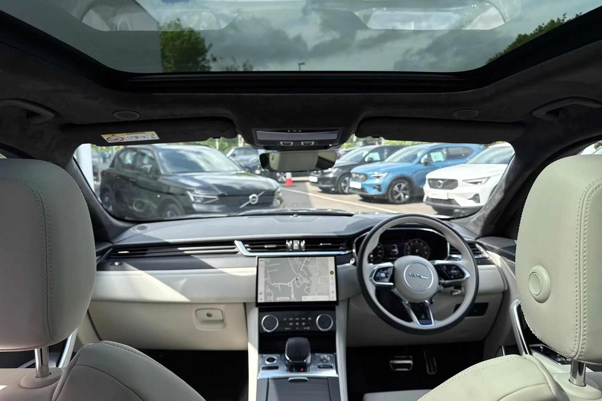 Jaguar F-PACE thumbnail image number 3