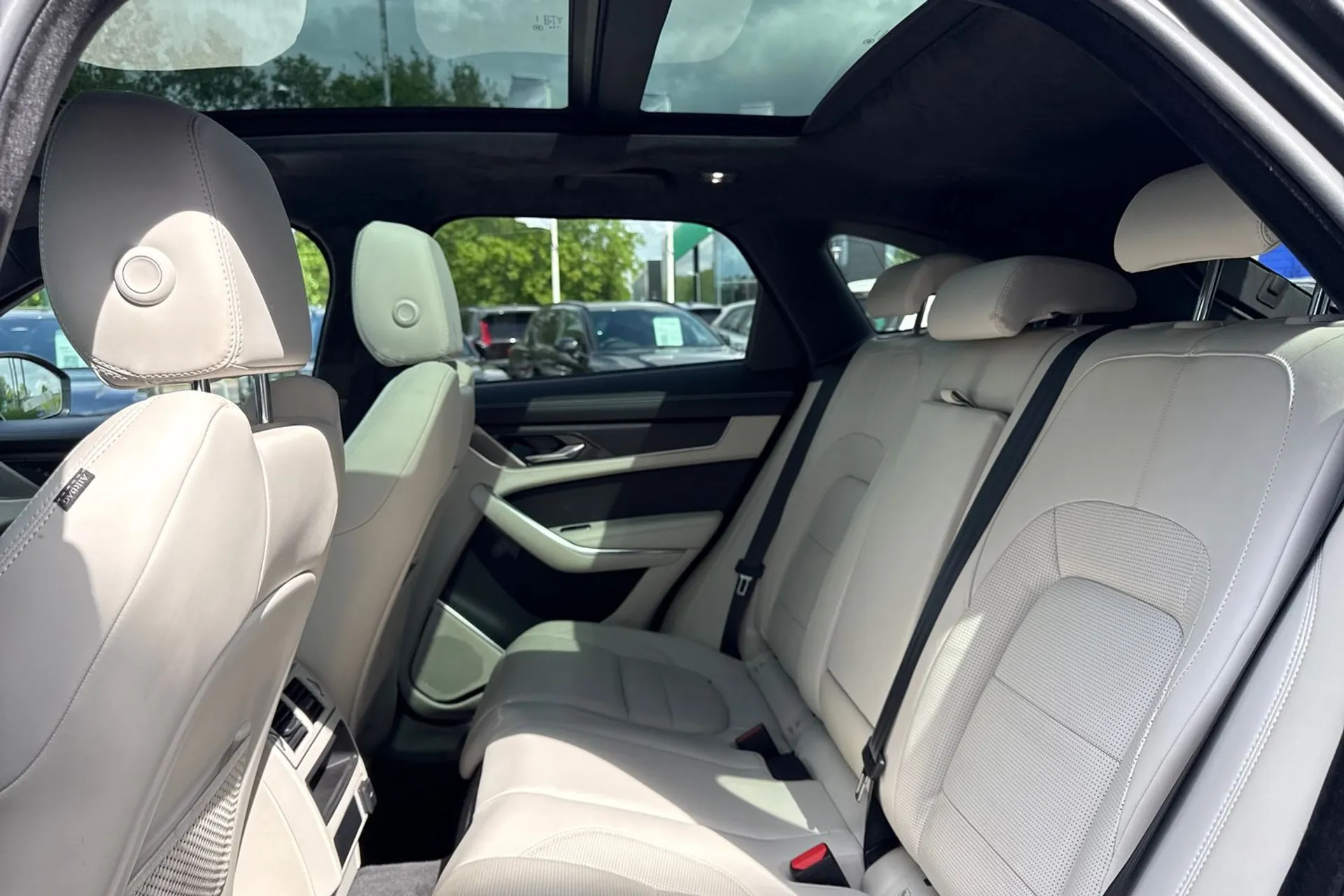 Jaguar F-PACE thumbnail image number 30