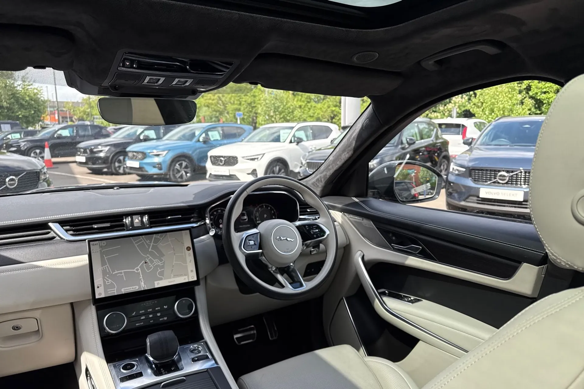 Jaguar F-PACE thumbnail image number 33