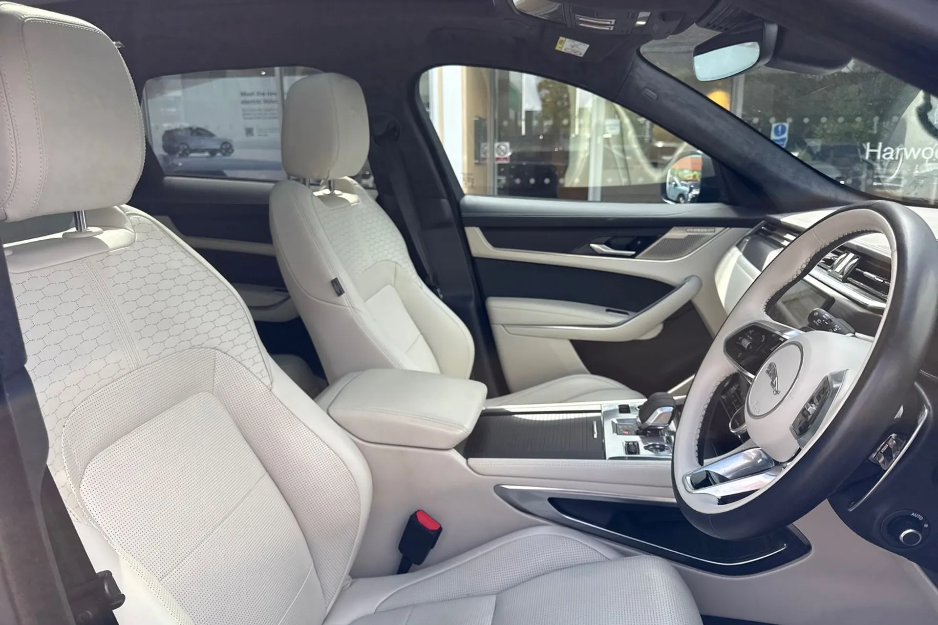 Jaguar F-PACE thumbnail image number 26