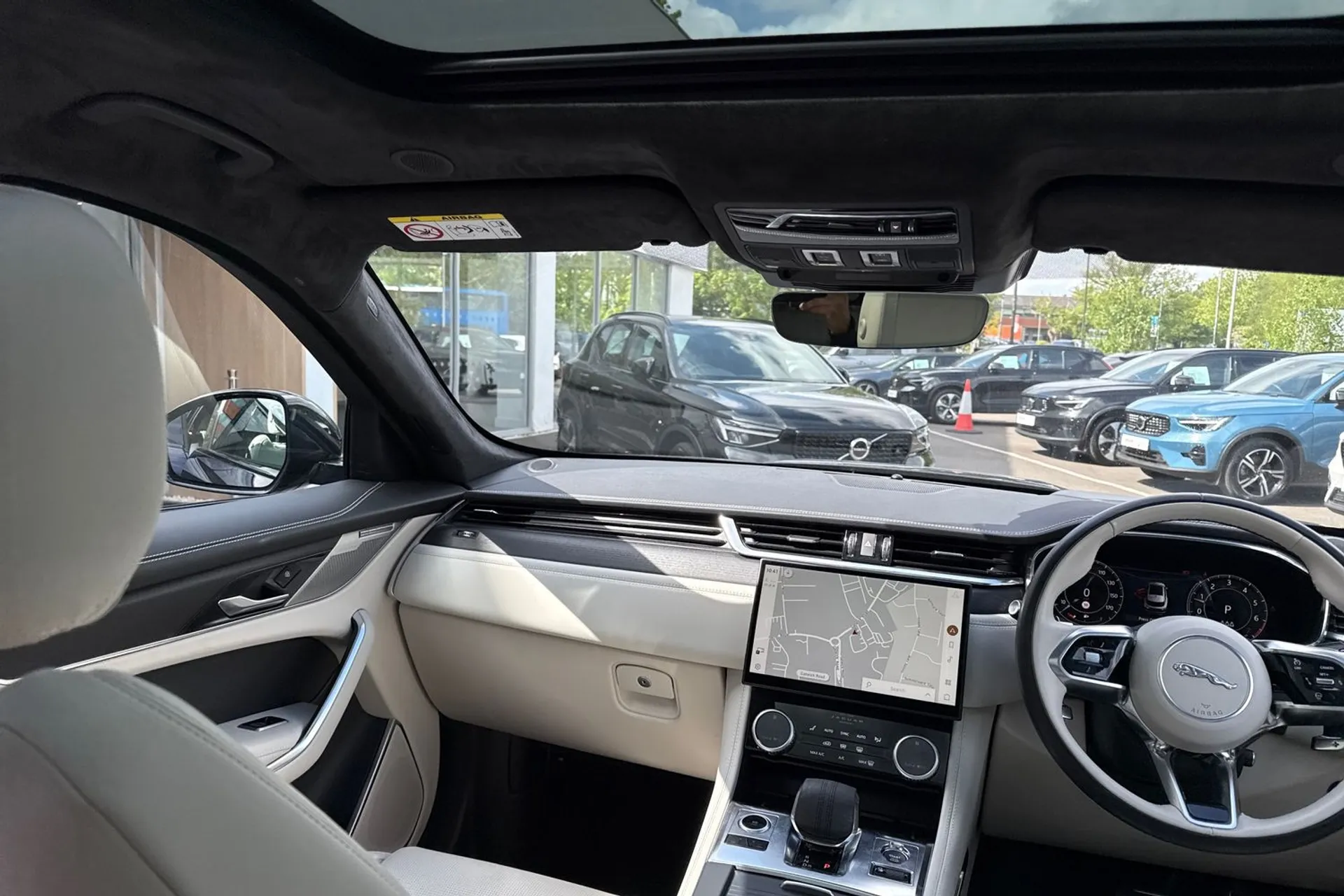 Jaguar F-PACE thumbnail image number 32
