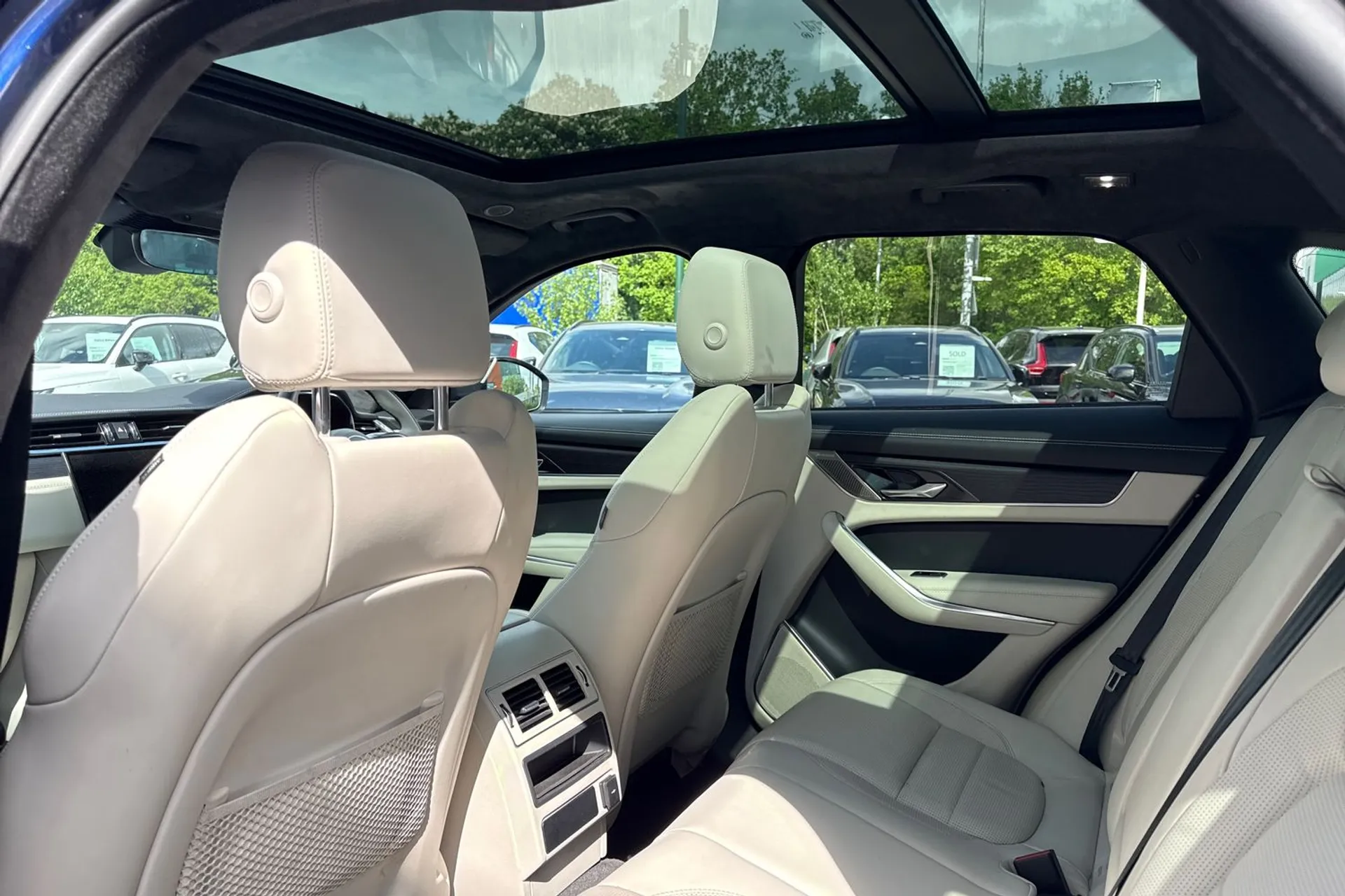 Jaguar F-PACE thumbnail image number 31