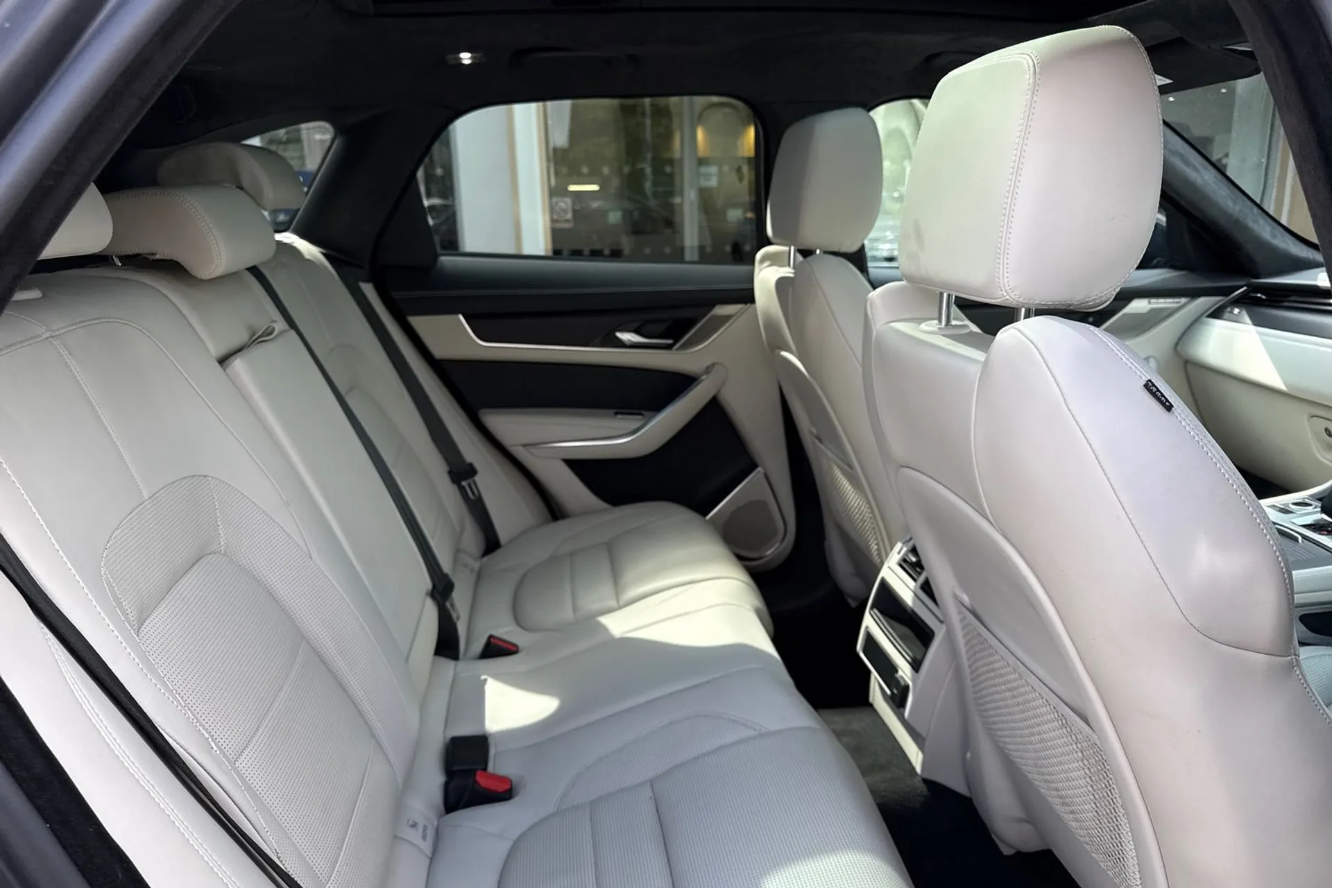 Jaguar F-PACE thumbnail image number 23