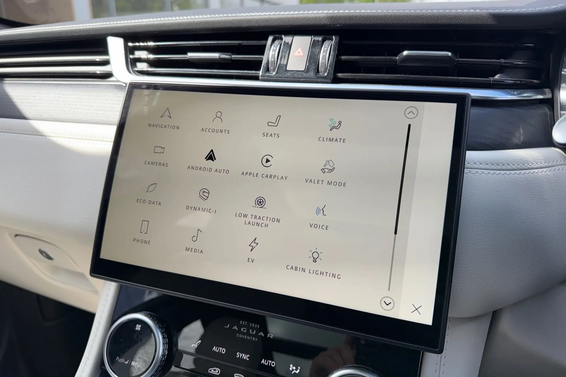 Jaguar F-PACE thumbnail image number 39
