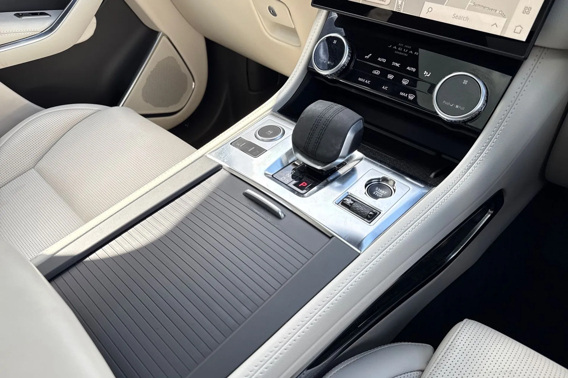 Jaguar F-PACE thumbnail image number 41