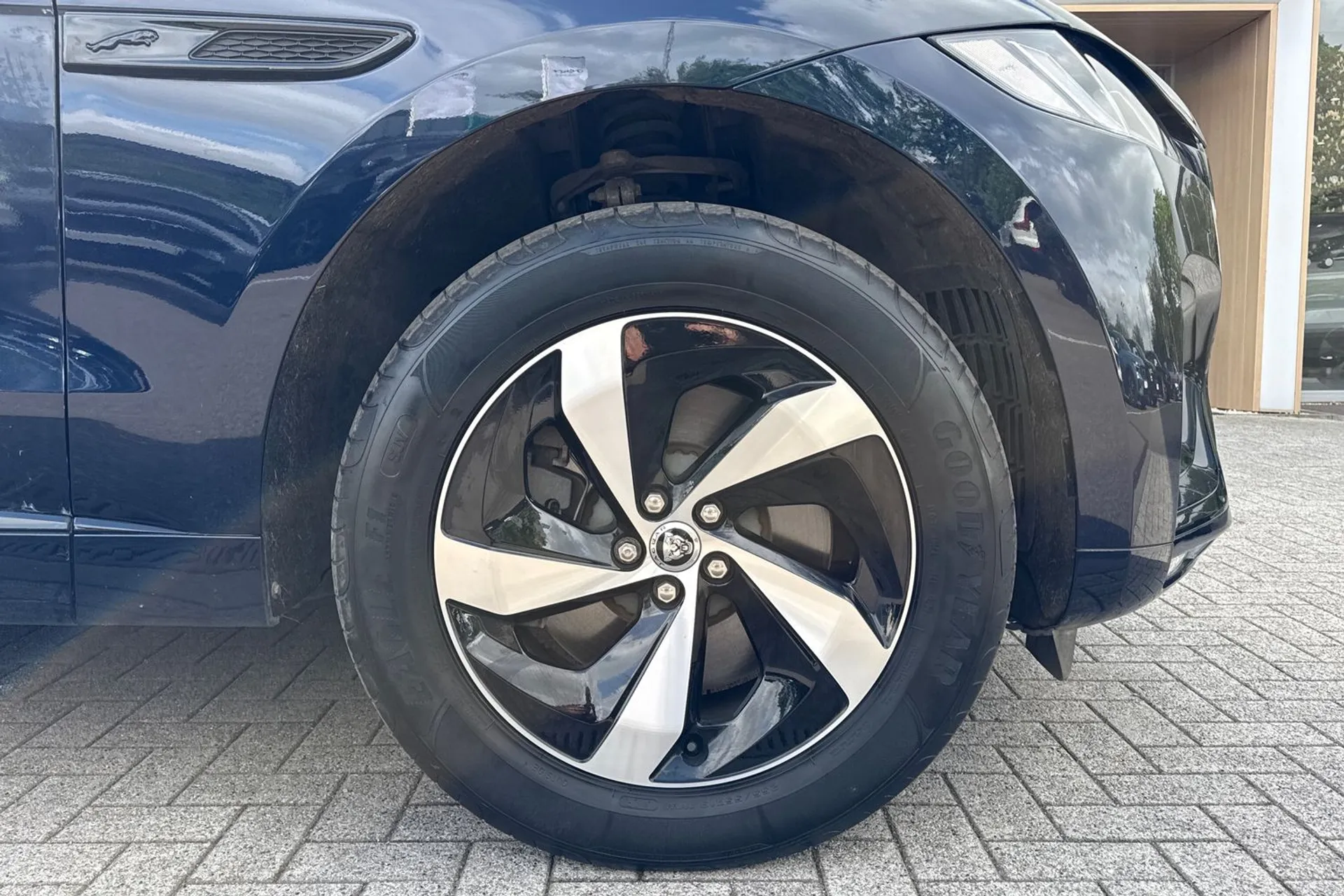 Jaguar F-PACE thumbnail image number 14