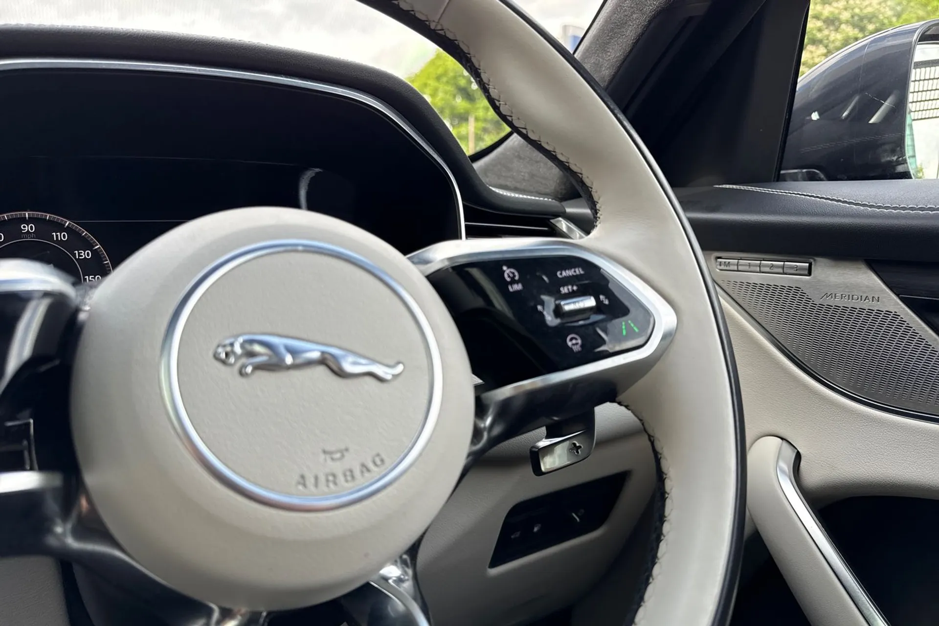 Jaguar F-PACE thumbnail image number 37