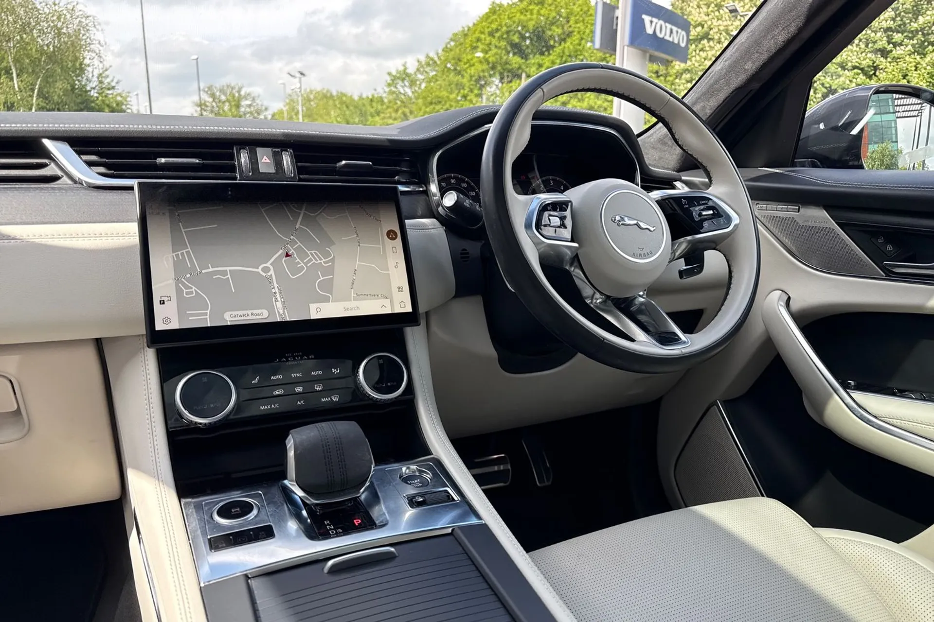 Jaguar F-PACE thumbnail image number 35