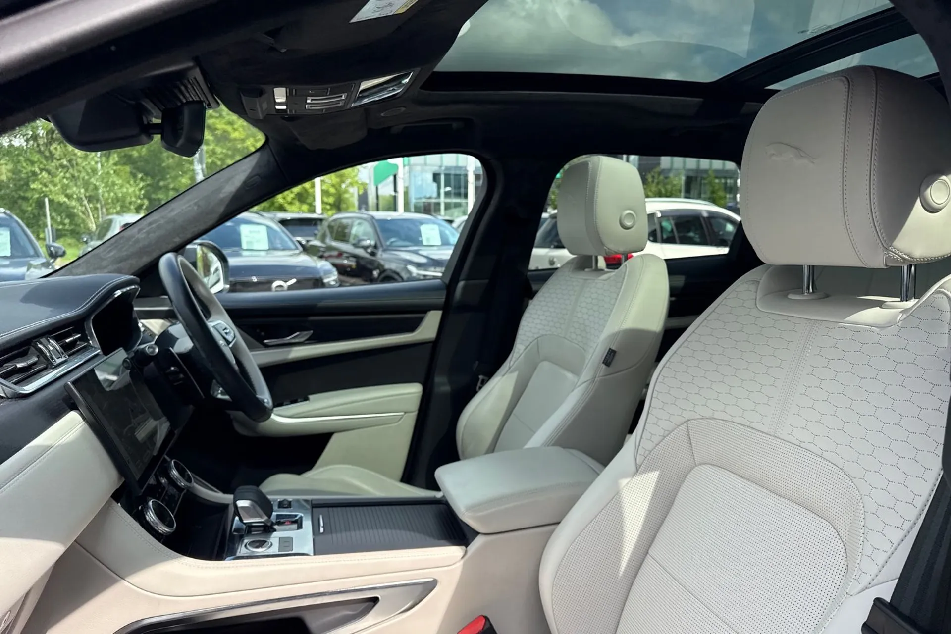 Jaguar F-PACE thumbnail image number 28