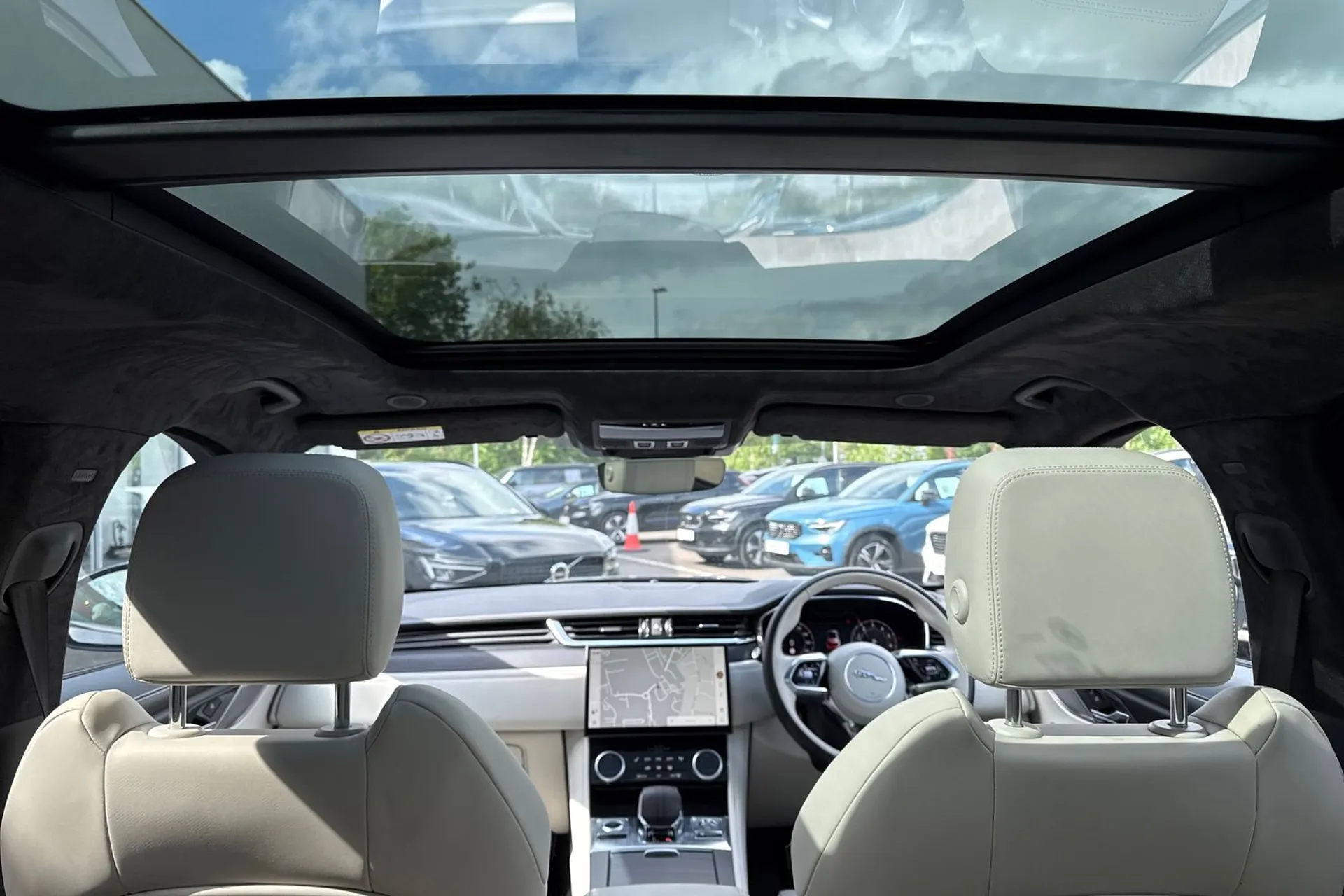 Jaguar F-PACE thumbnail image number 22