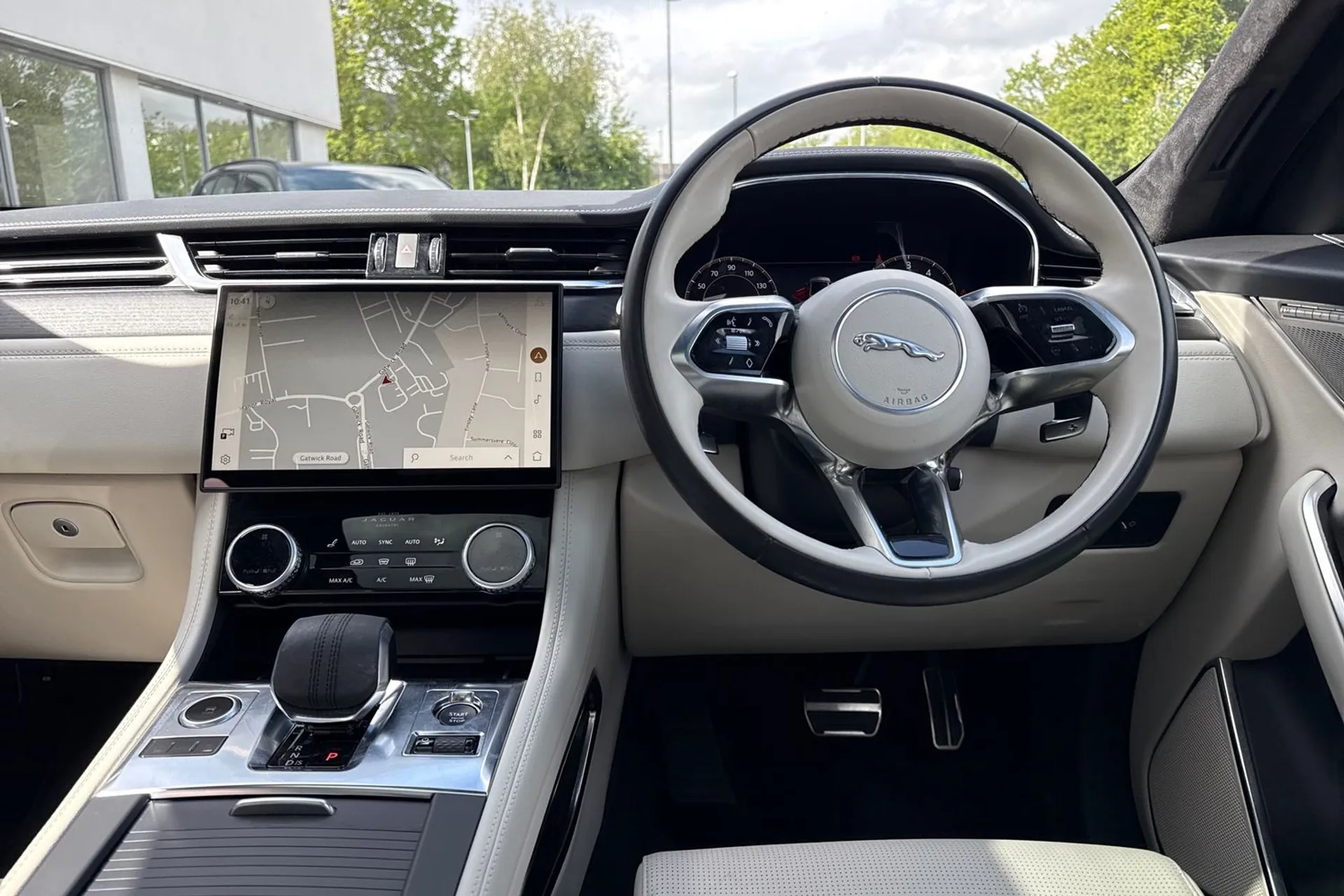 Jaguar F-PACE thumbnail image number 34