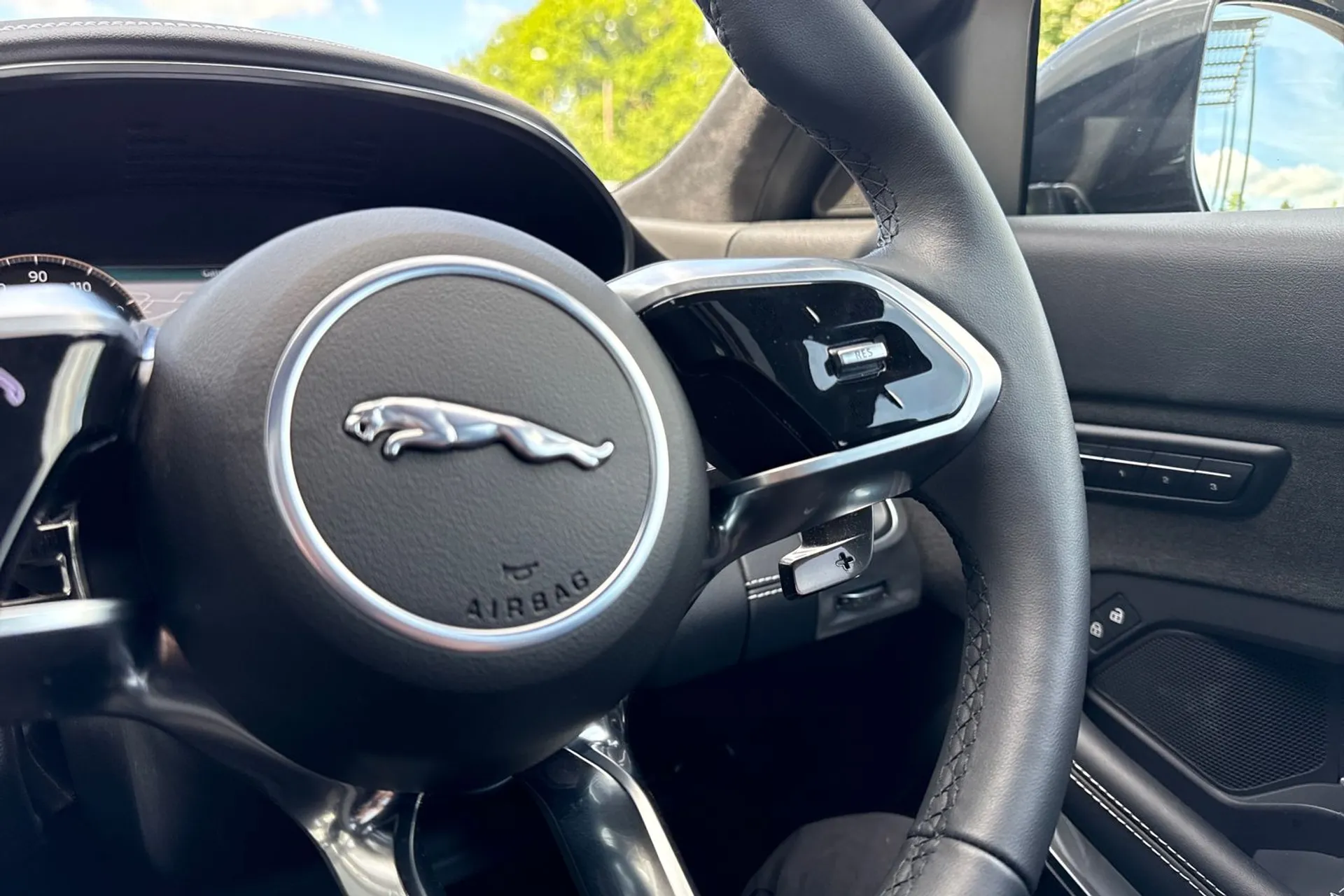 Jaguar E-PACE thumbnail image number 37