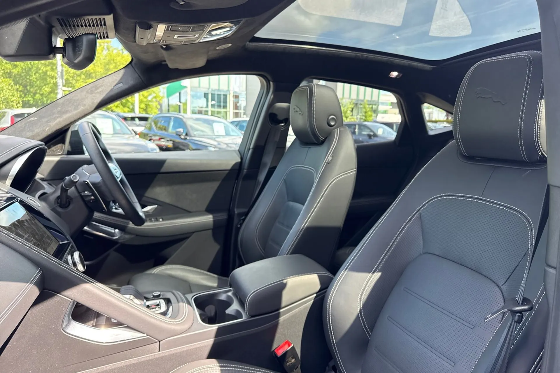 Jaguar E-PACE thumbnail image number 28