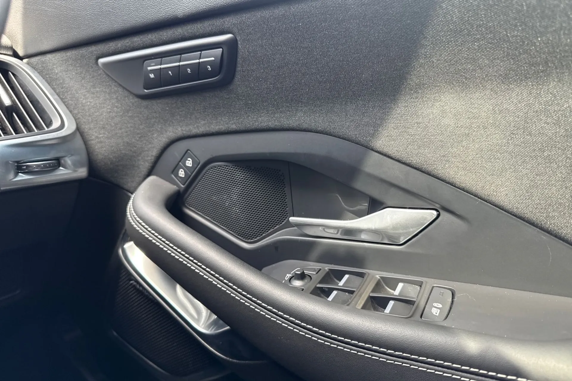 Jaguar E-PACE thumbnail image number 40