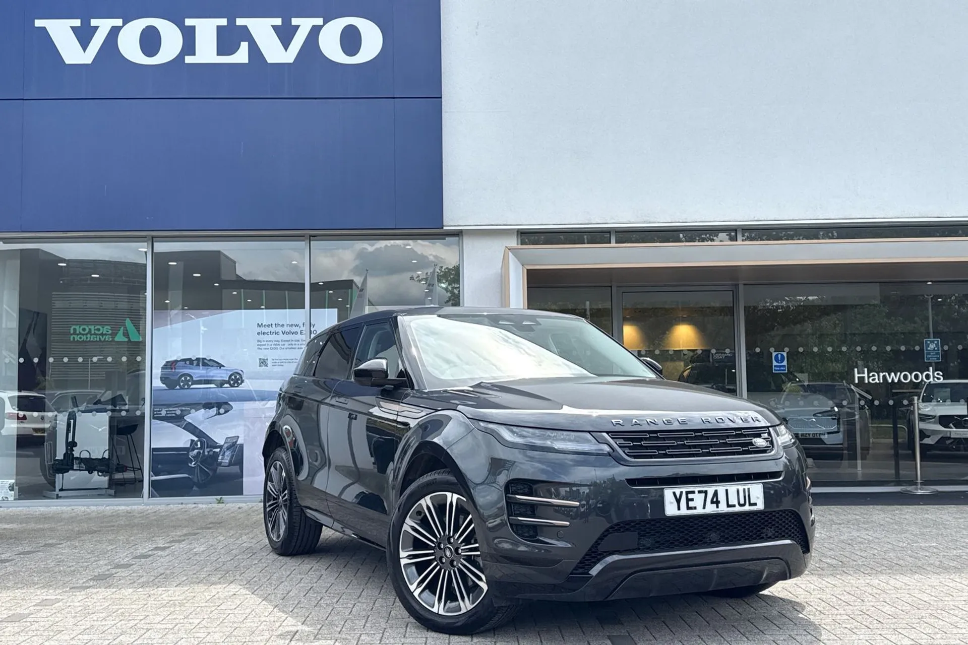 LAND ROVER RANGE ROVER EVOQUE focused image