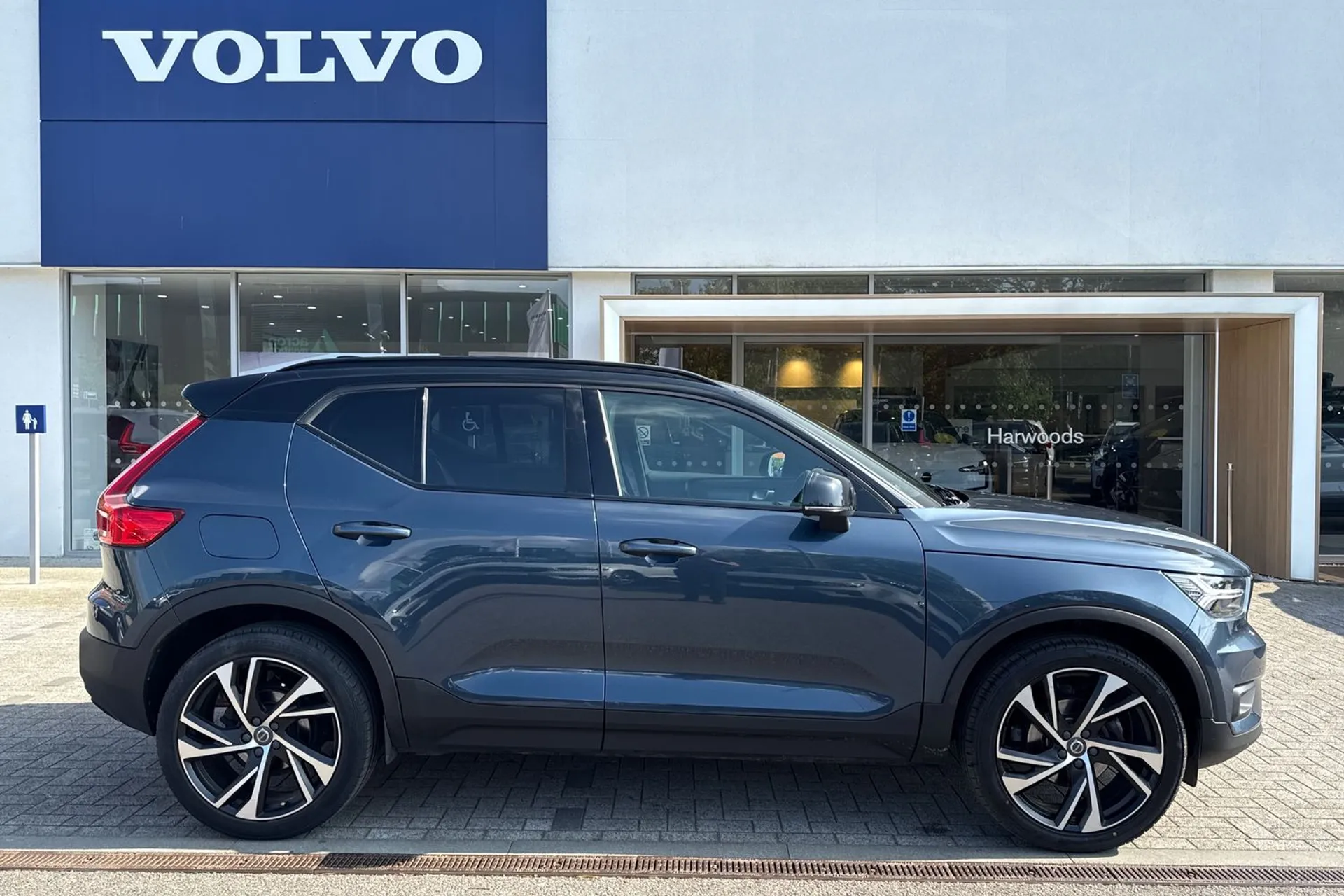 Volvo XC40 thumbnail image number 2