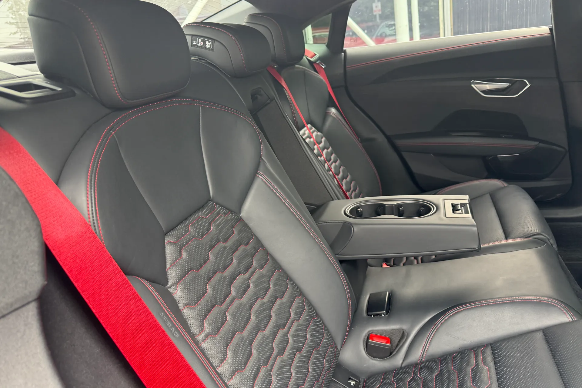 Audi RS e-tron GT thumbnail image number 32