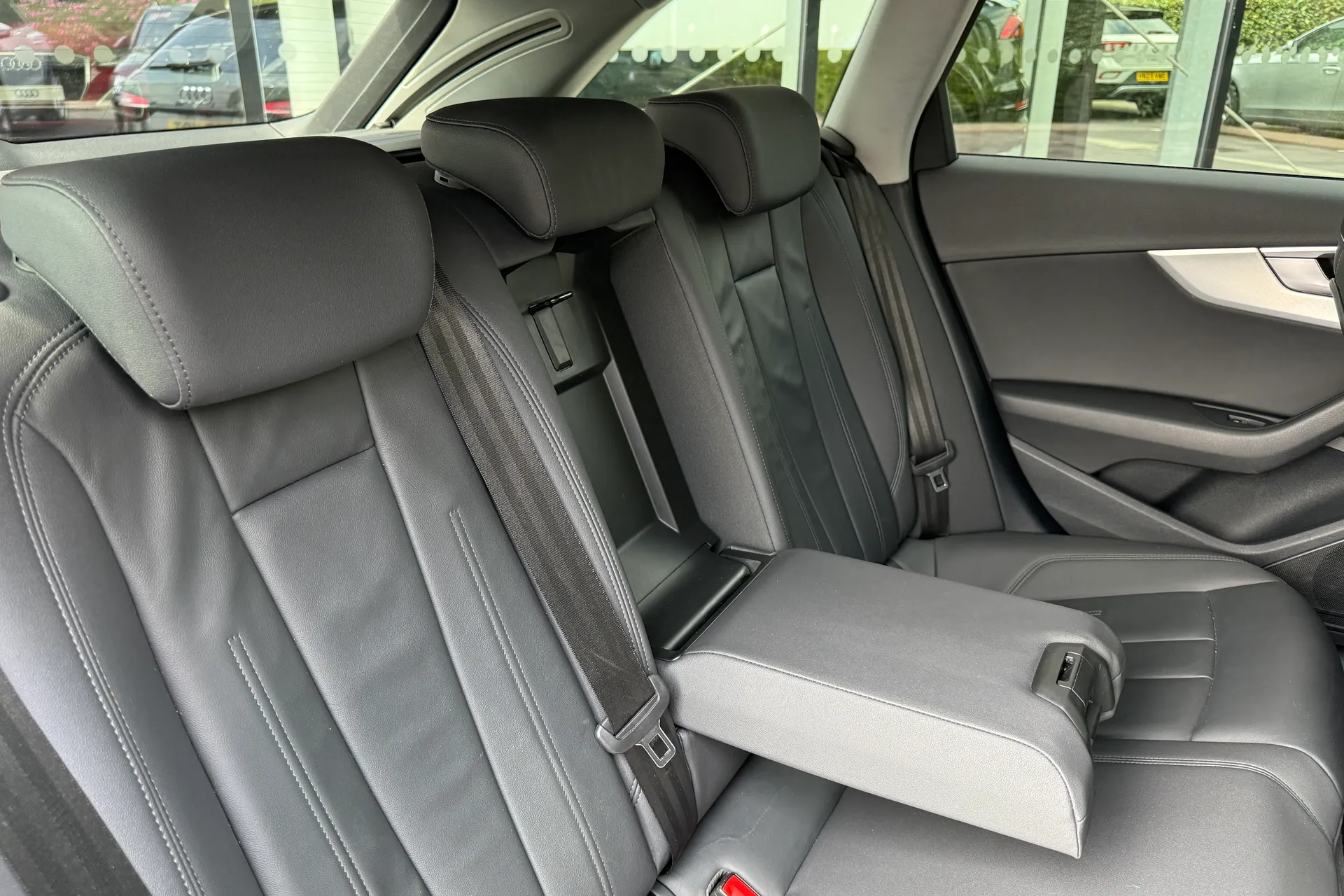 Audi A4 thumbnail image number 36