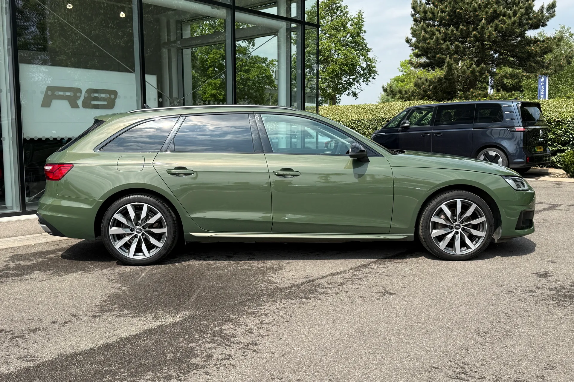 Audi A4 thumbnail image number 2