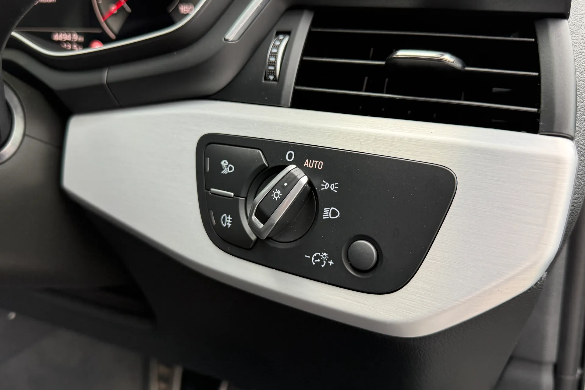 Audi A4 thumbnail image number 48