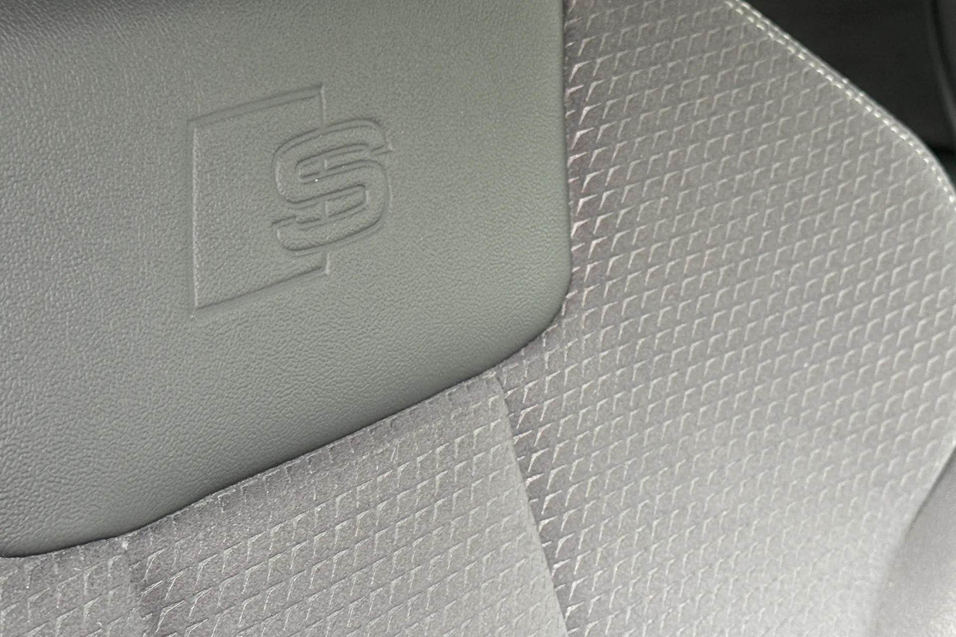 Audi A4 thumbnail image number 37