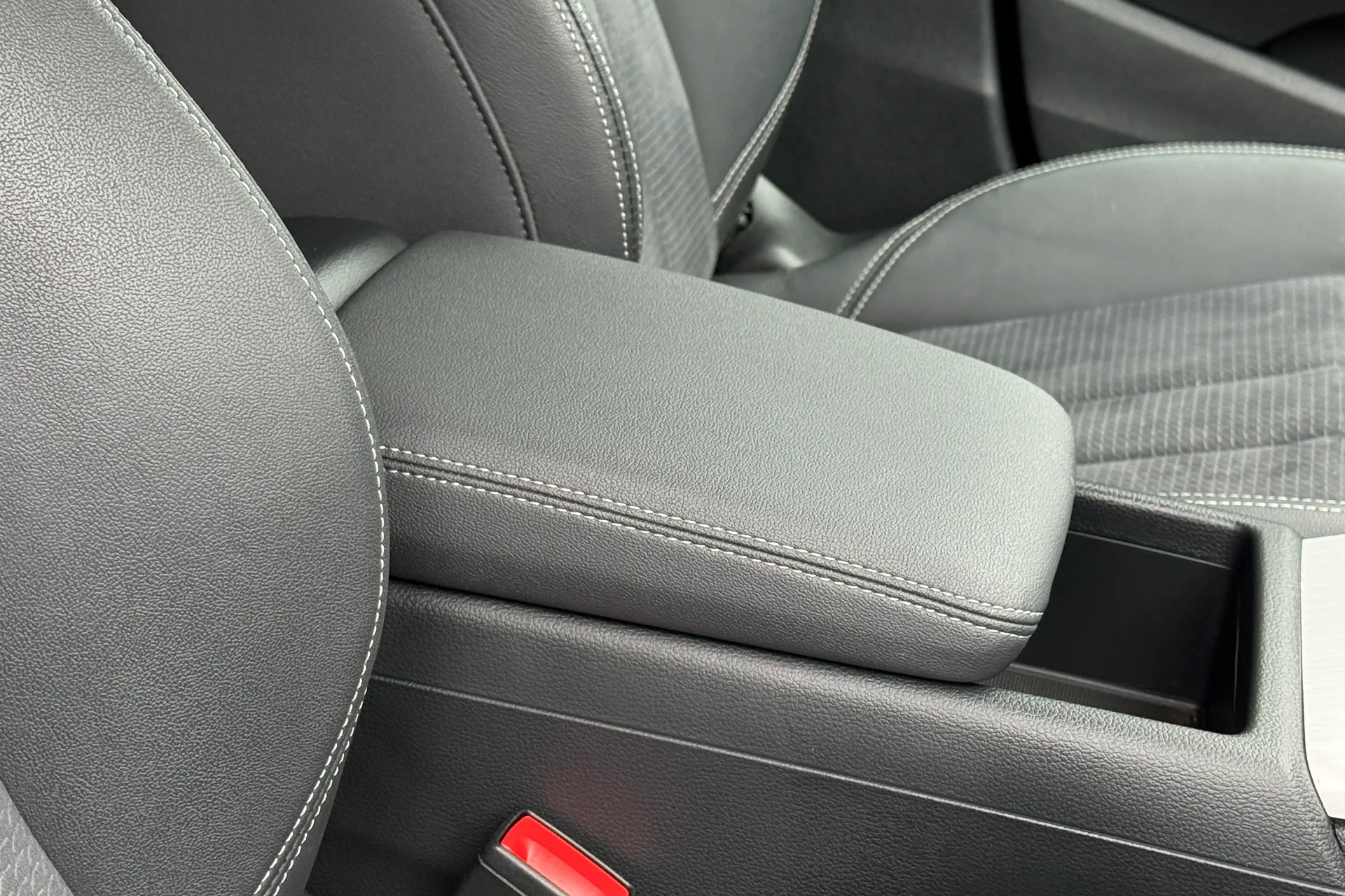 Audi A4 thumbnail image number 35