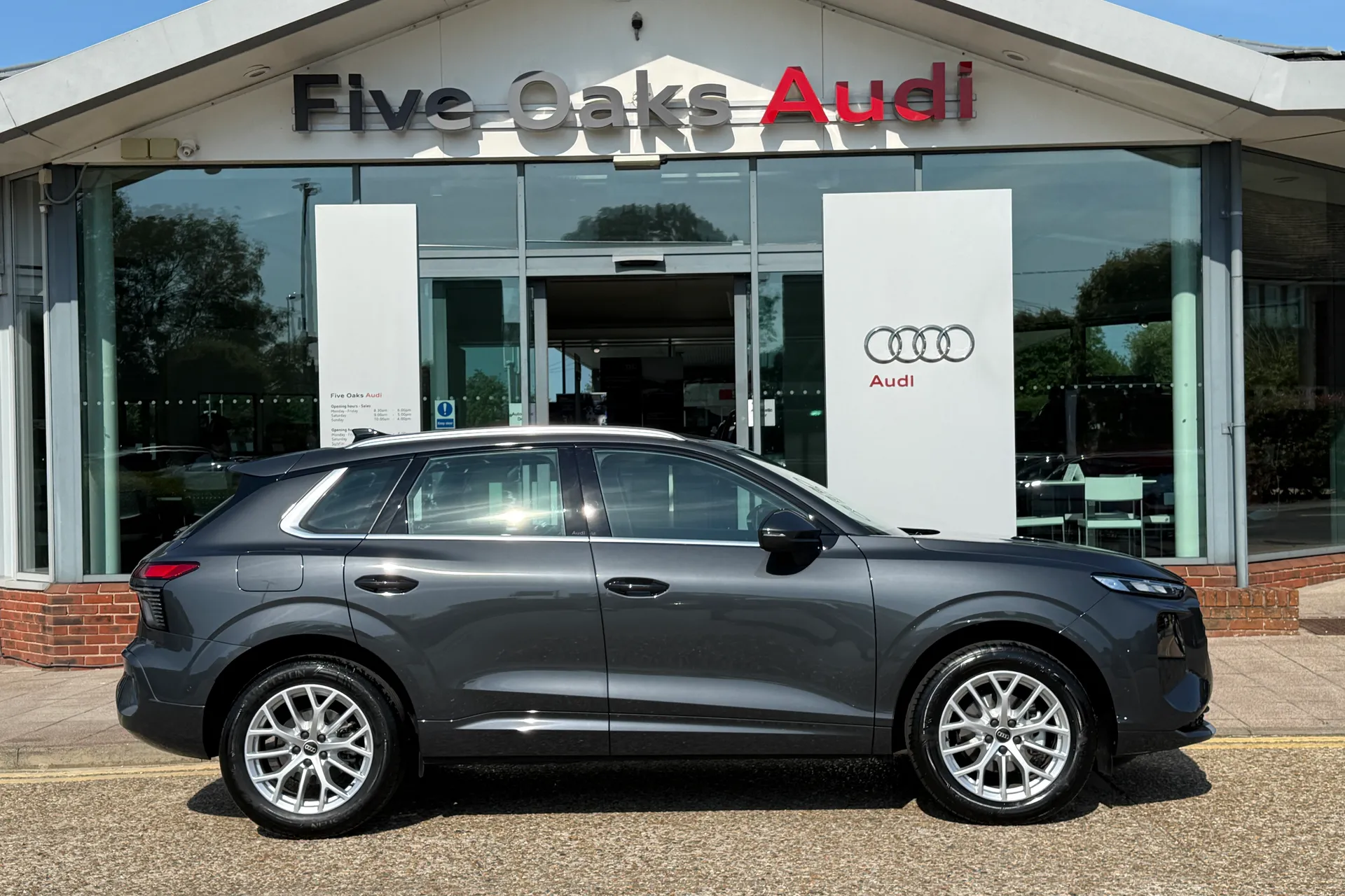 Audi Q3 thumbnail image number 2