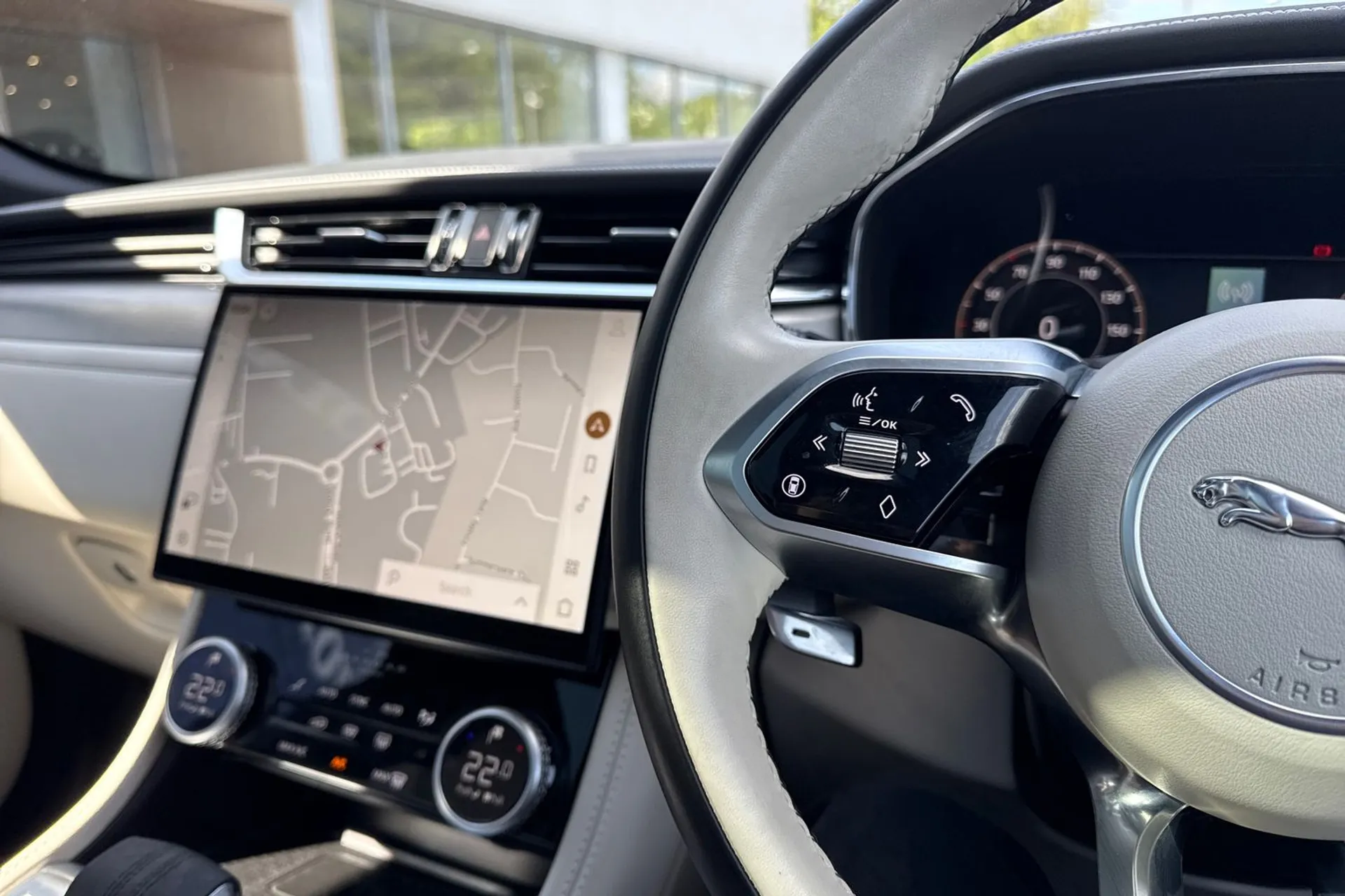 Jaguar F-PACE thumbnail image number 35