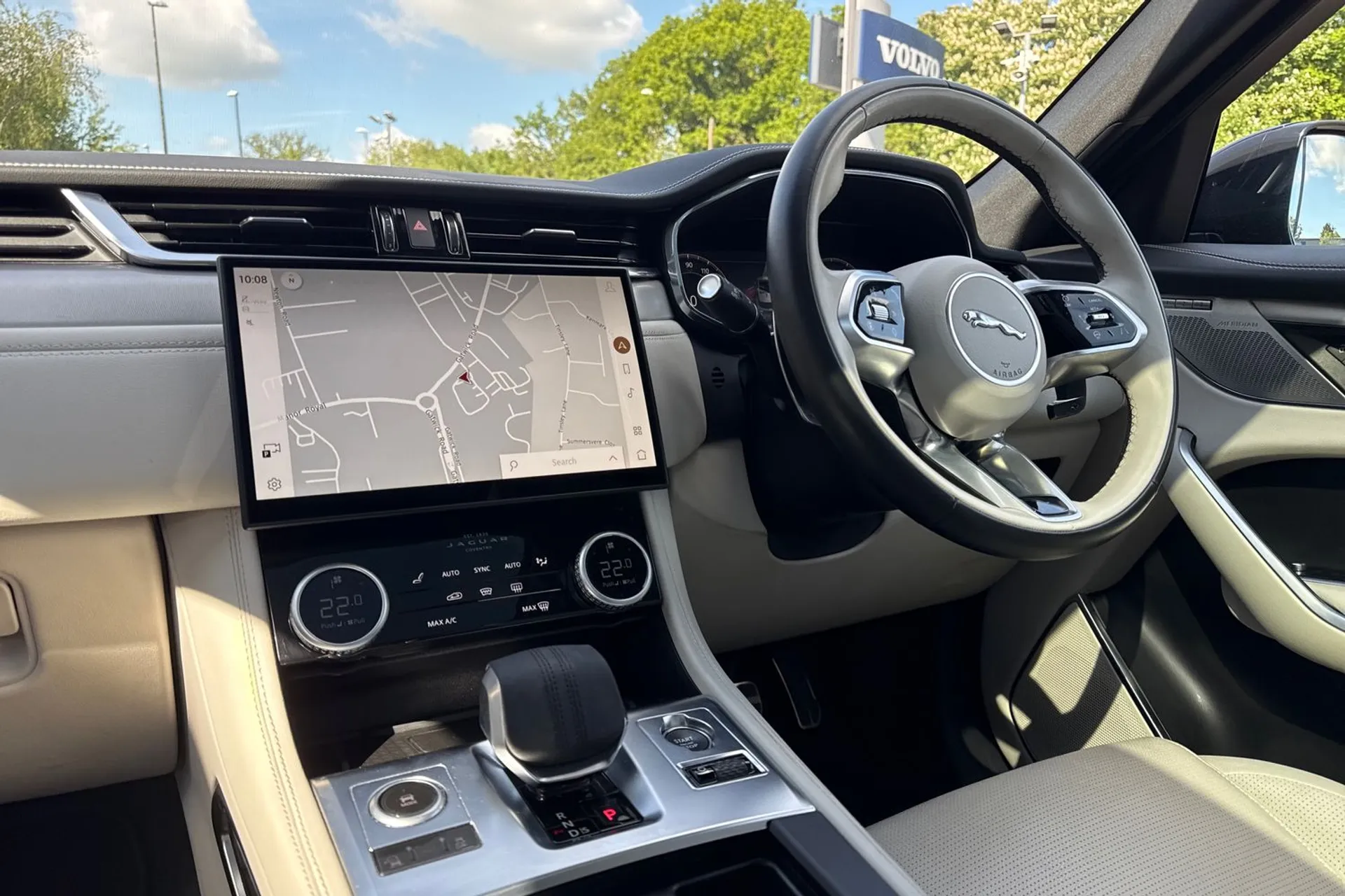Jaguar F-PACE thumbnail image number 34