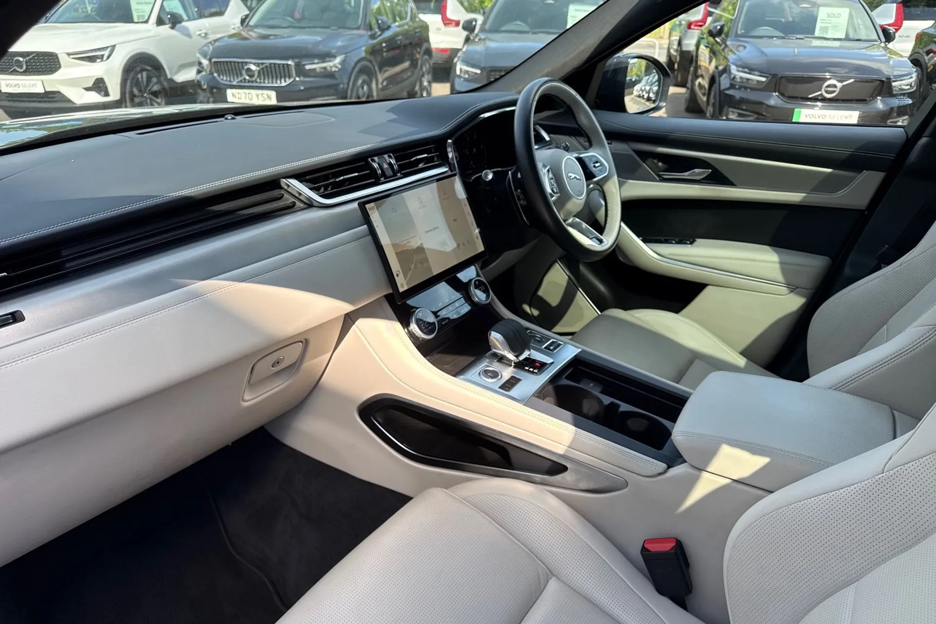 Jaguar F-PACE thumbnail image number 26
