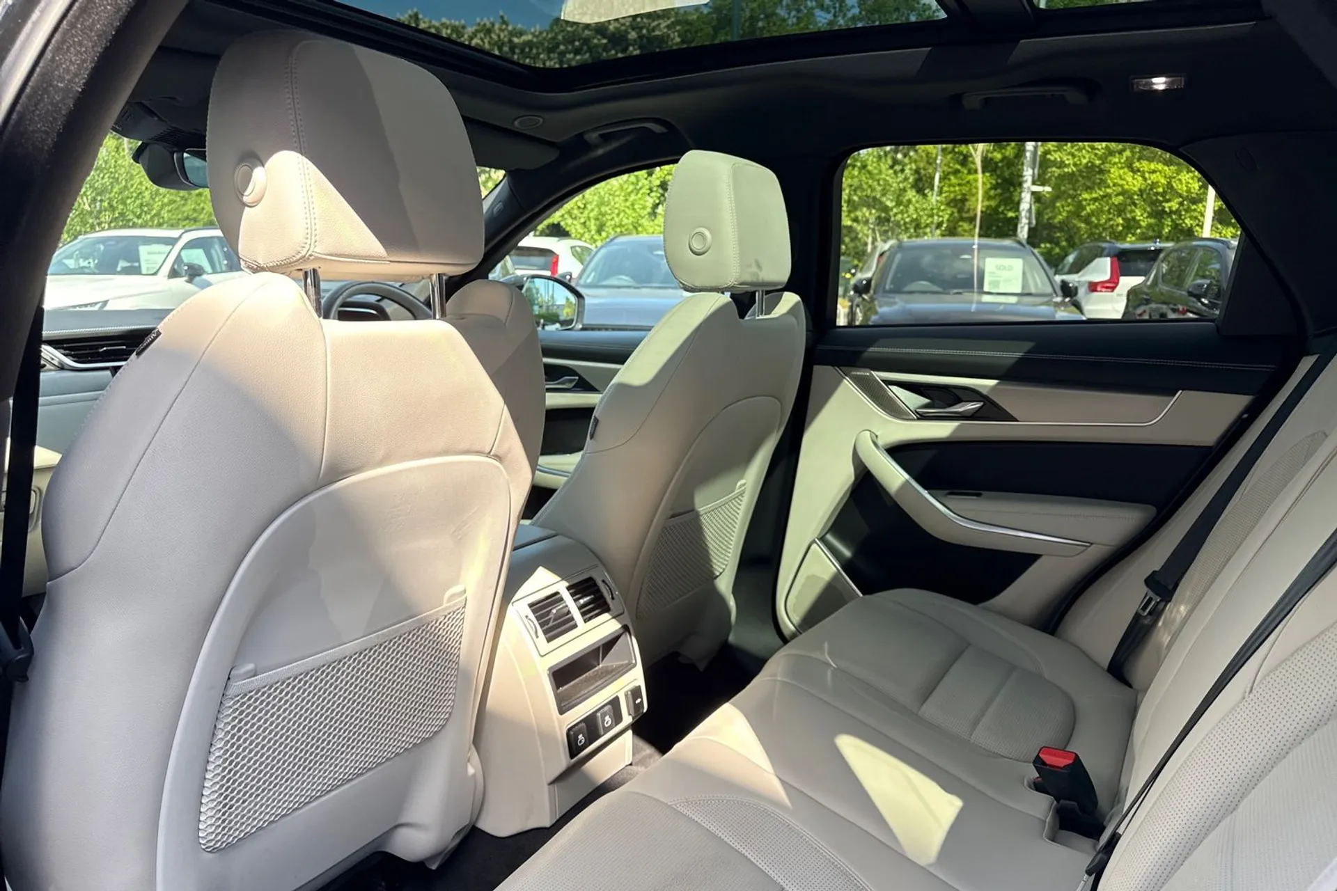 Jaguar F-PACE thumbnail image number 30