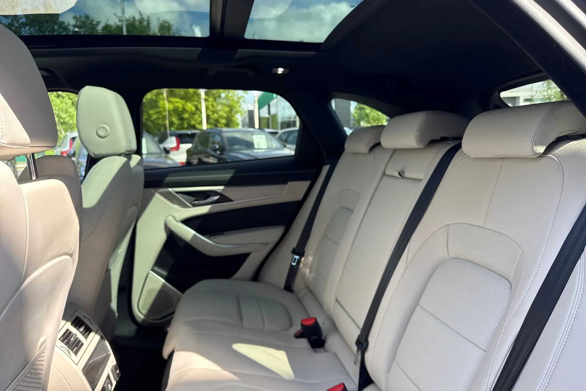 Jaguar F-PACE thumbnail image number 29
