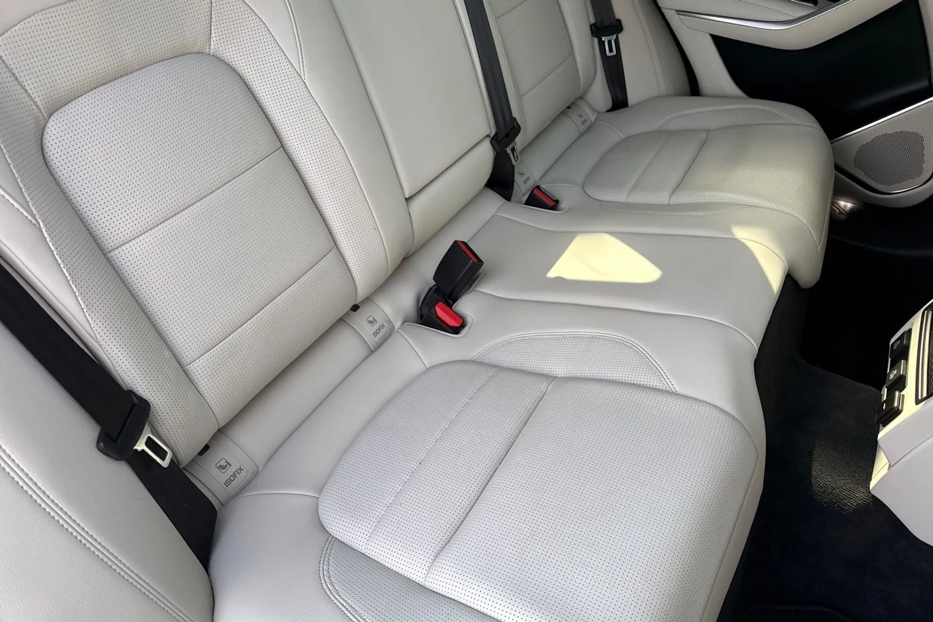 Jaguar F-PACE thumbnail image number 24