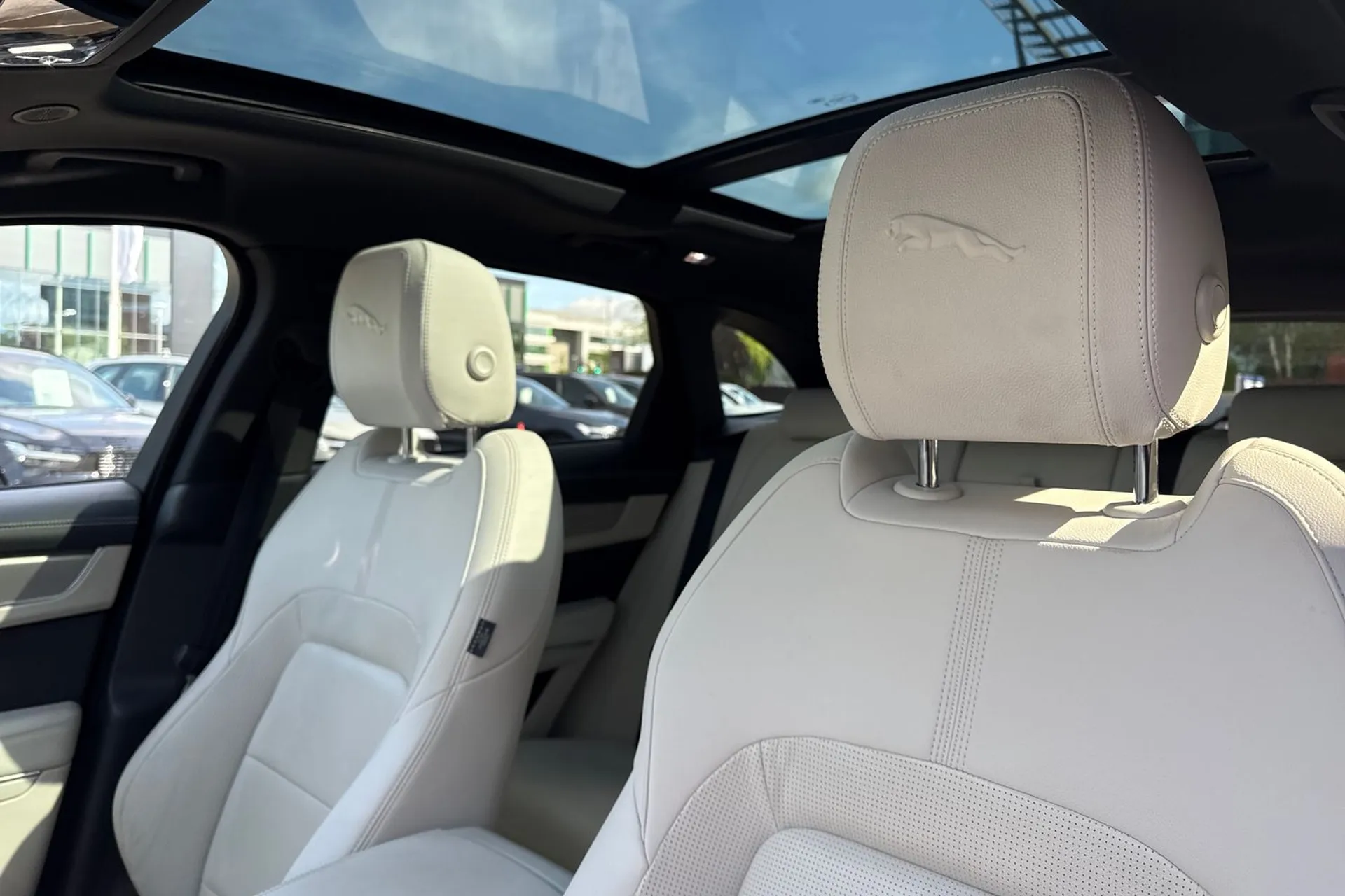 Jaguar F-PACE thumbnail image number 28