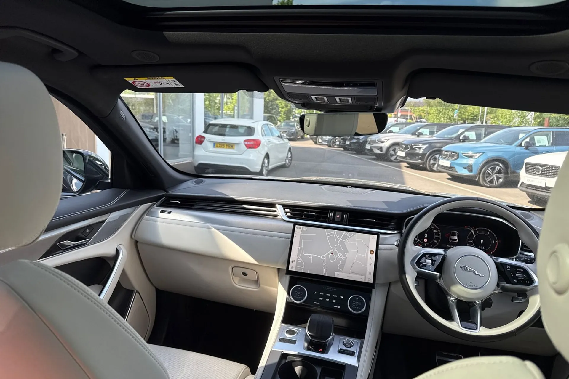Jaguar F-PACE thumbnail image number 31
