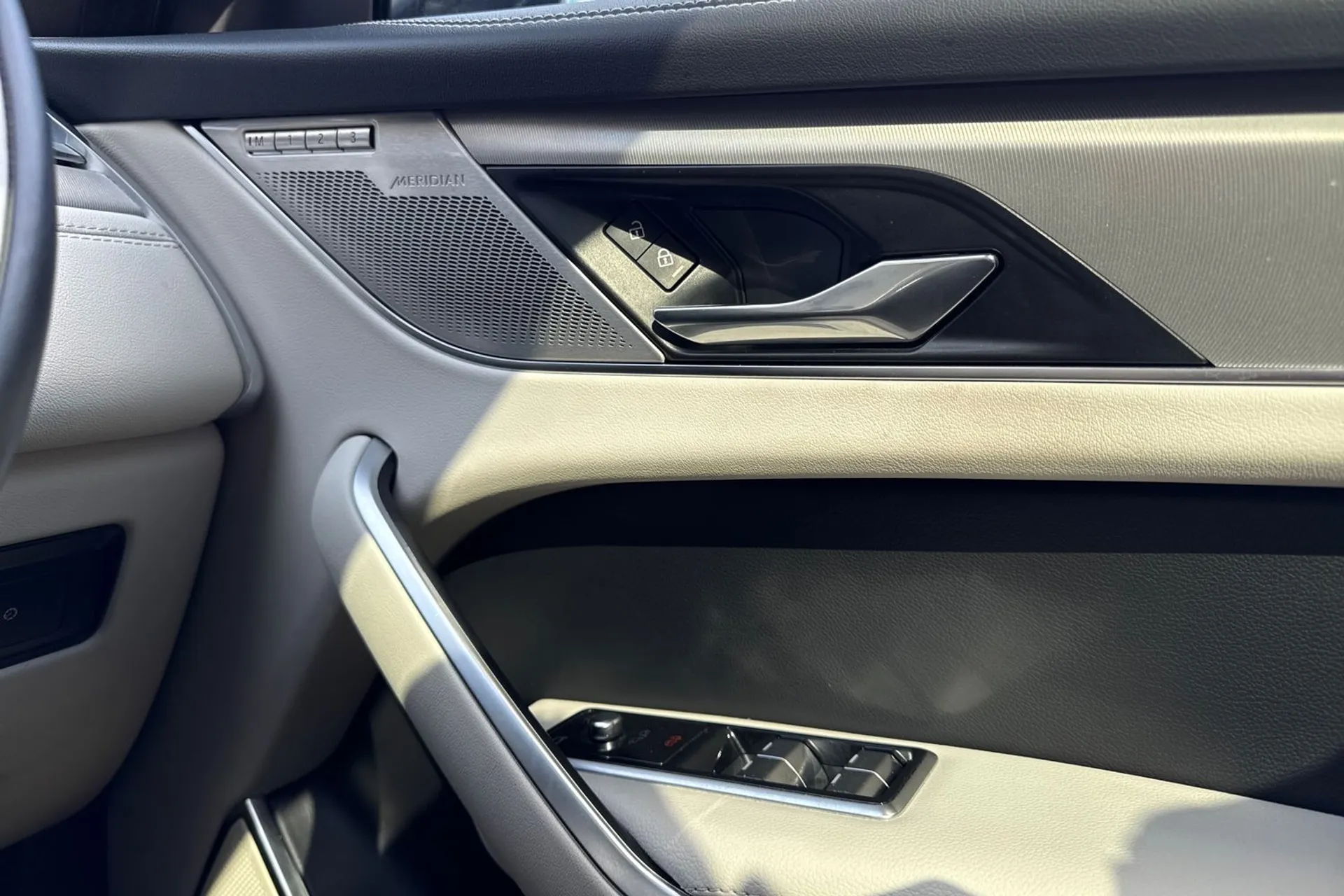 Jaguar F-PACE thumbnail image number 39