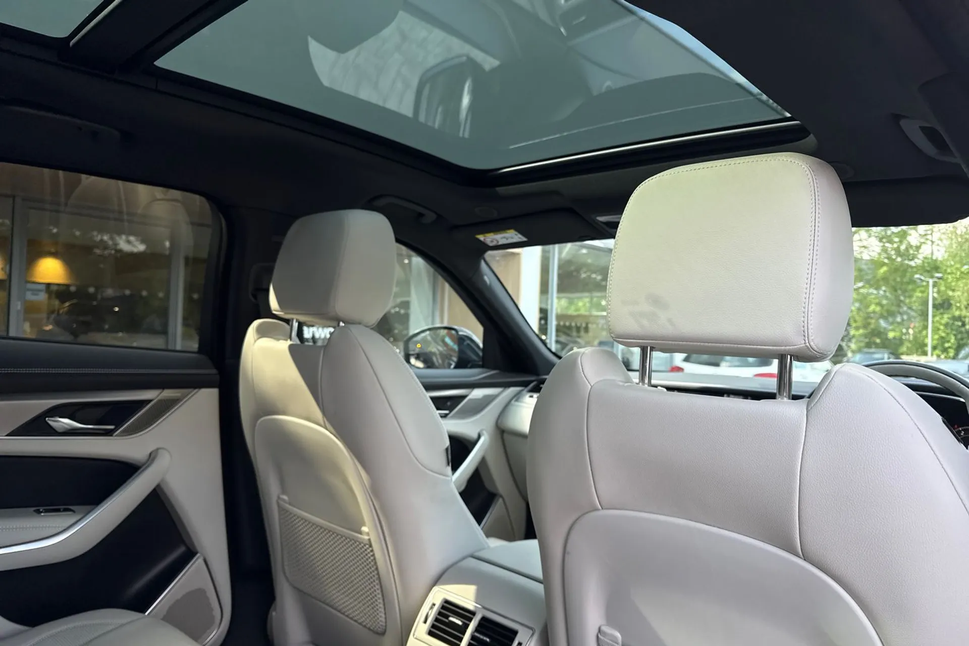 Jaguar F-PACE thumbnail image number 23